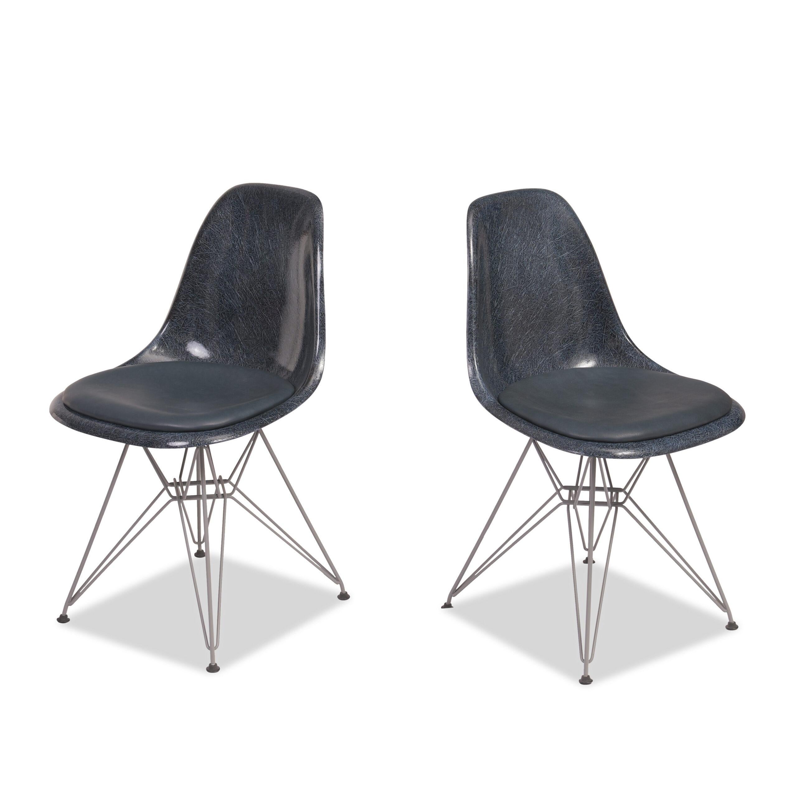 Charles und Ray Eames Paar Vintage Fiberglas Beistellstühle (Metall) im Angebot