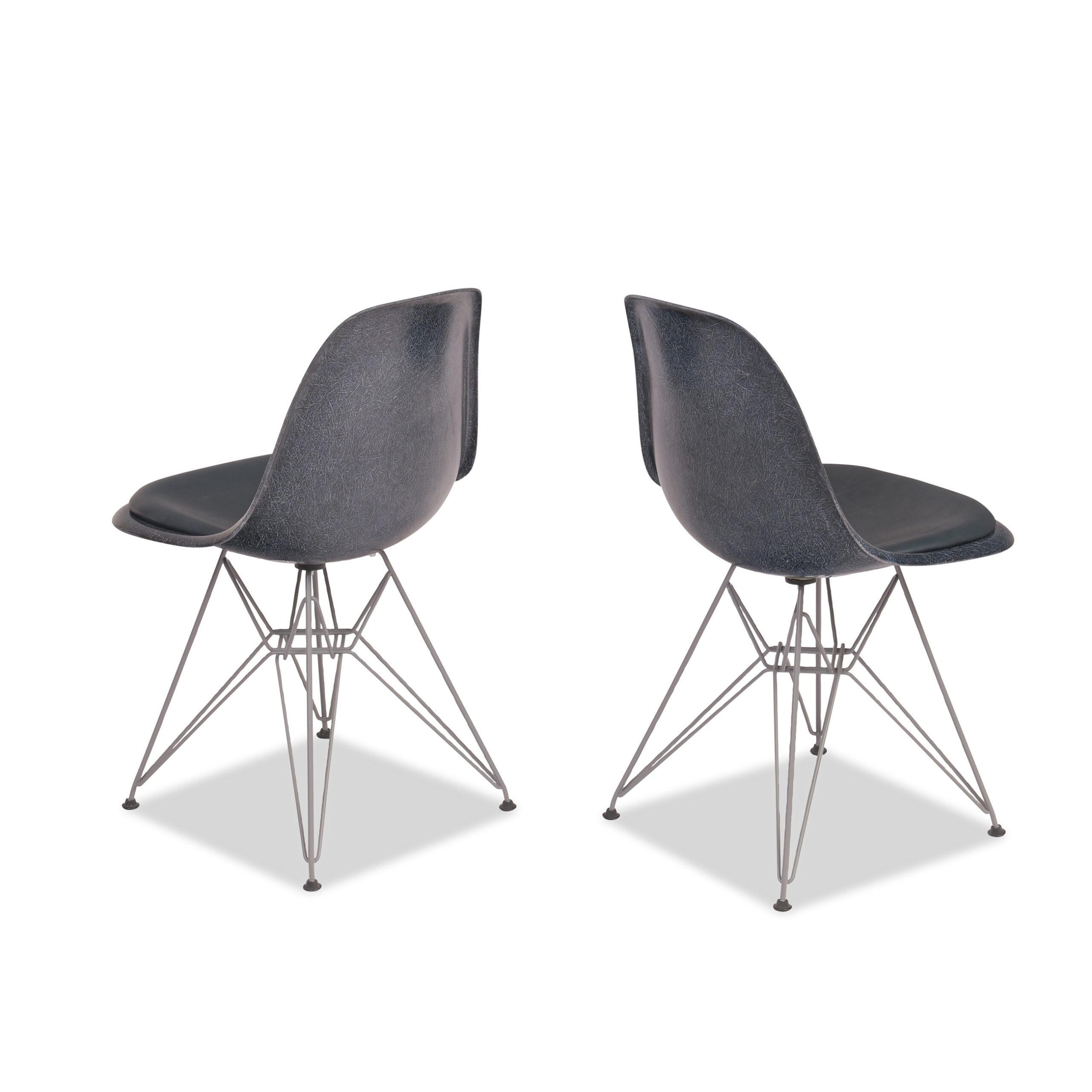 Charles und Ray Eames Paar Vintage Fiberglas Beistellstühle im Angebot 2