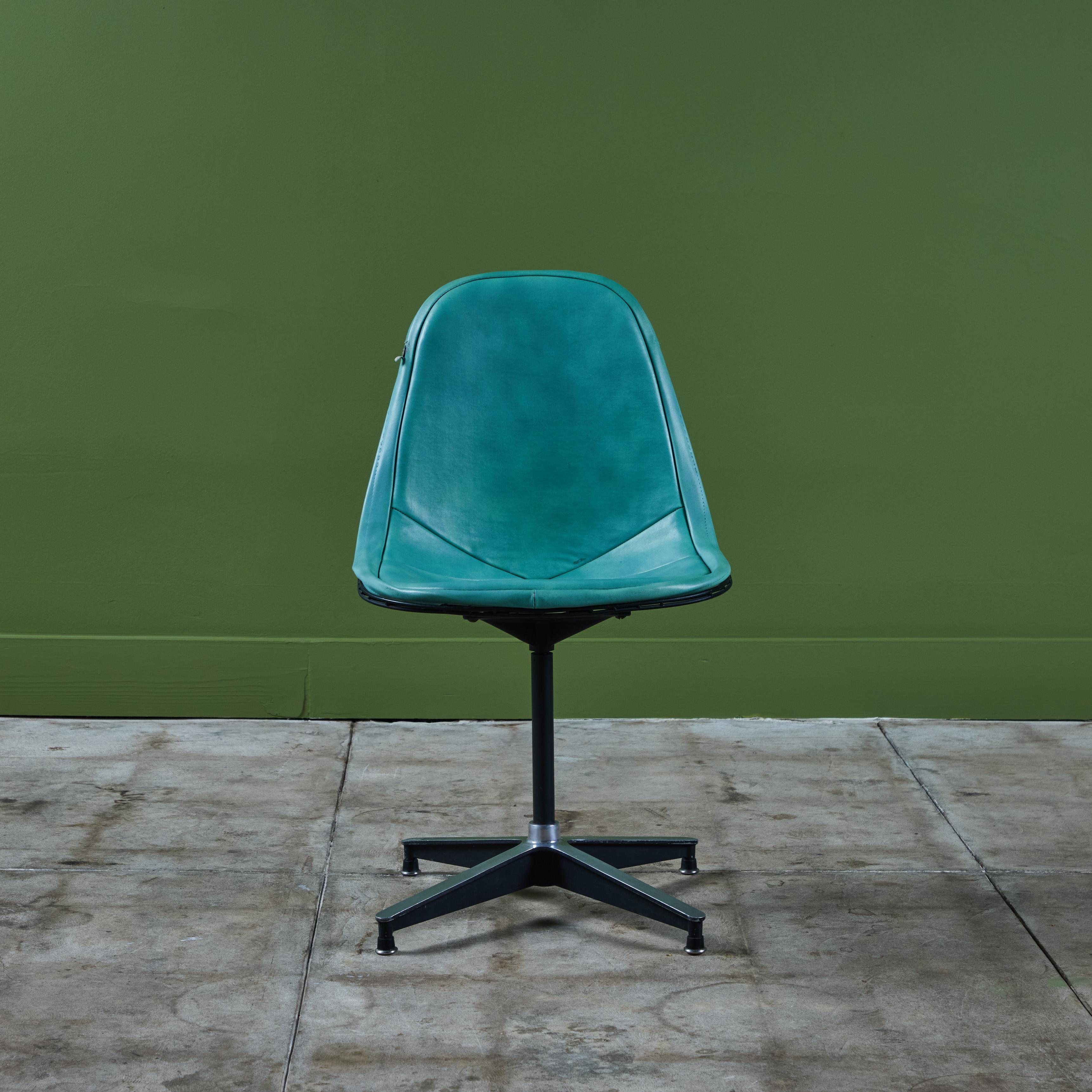 PKC Schreibtischstuhl/Esszimmerstuhl von Charles und Ray Eames für Herman Miller, USA. Der Stuhl hat ein tealfarbenes Naugahyde-Sitzkissen und ist auf einem schwarzen Metallgestell mit vierarmigem Fuß drehbar.

Markierung [Herman Miller] auf der