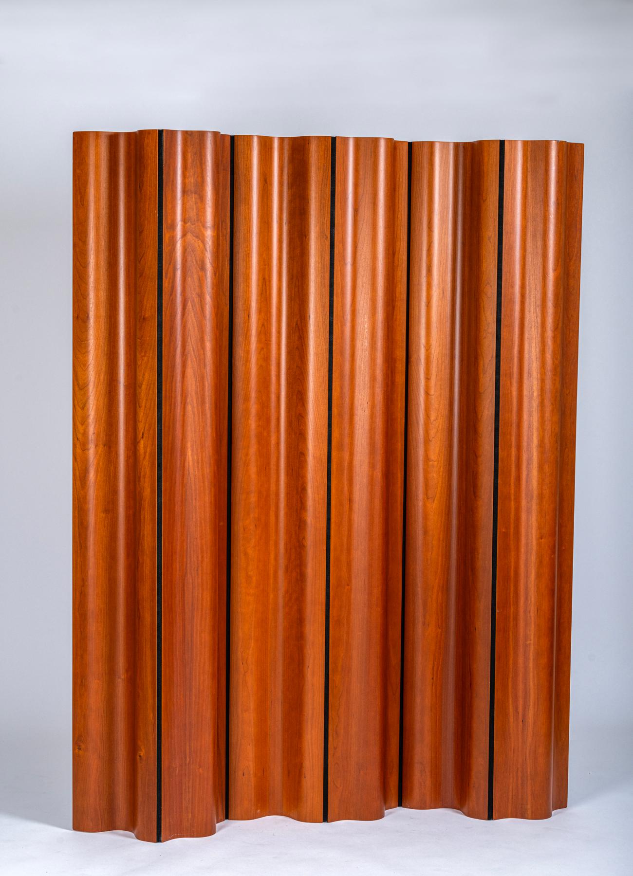 Beautiful mahogany veneer screen. 

Designed by Charles and Ray Eames in 1946, for Herman Miller. 

Wood has been professionally restored. There are no chips or breaks. 

The canvas in very good condition. 

