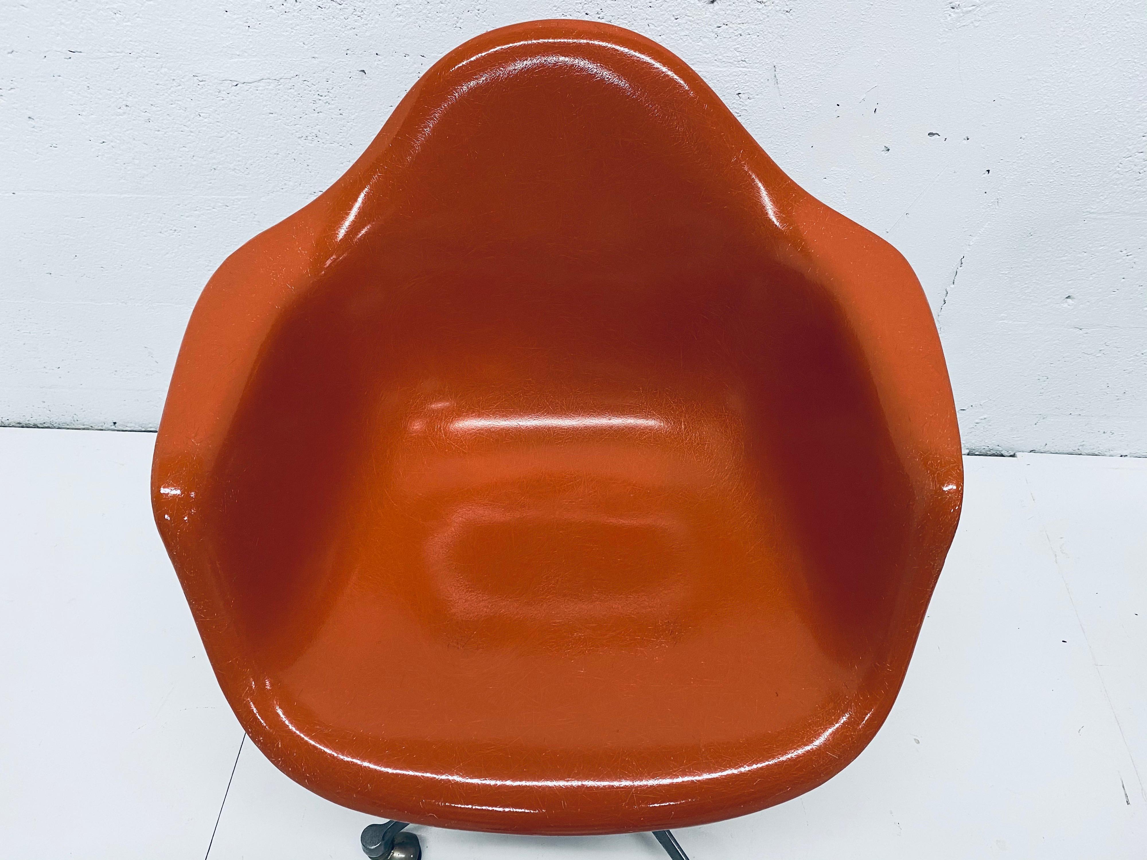 Charles and Ray Eames PSC Orange Fiberglass Office Desk Chair for Herman Miller In Good Condition In Miami, FL
