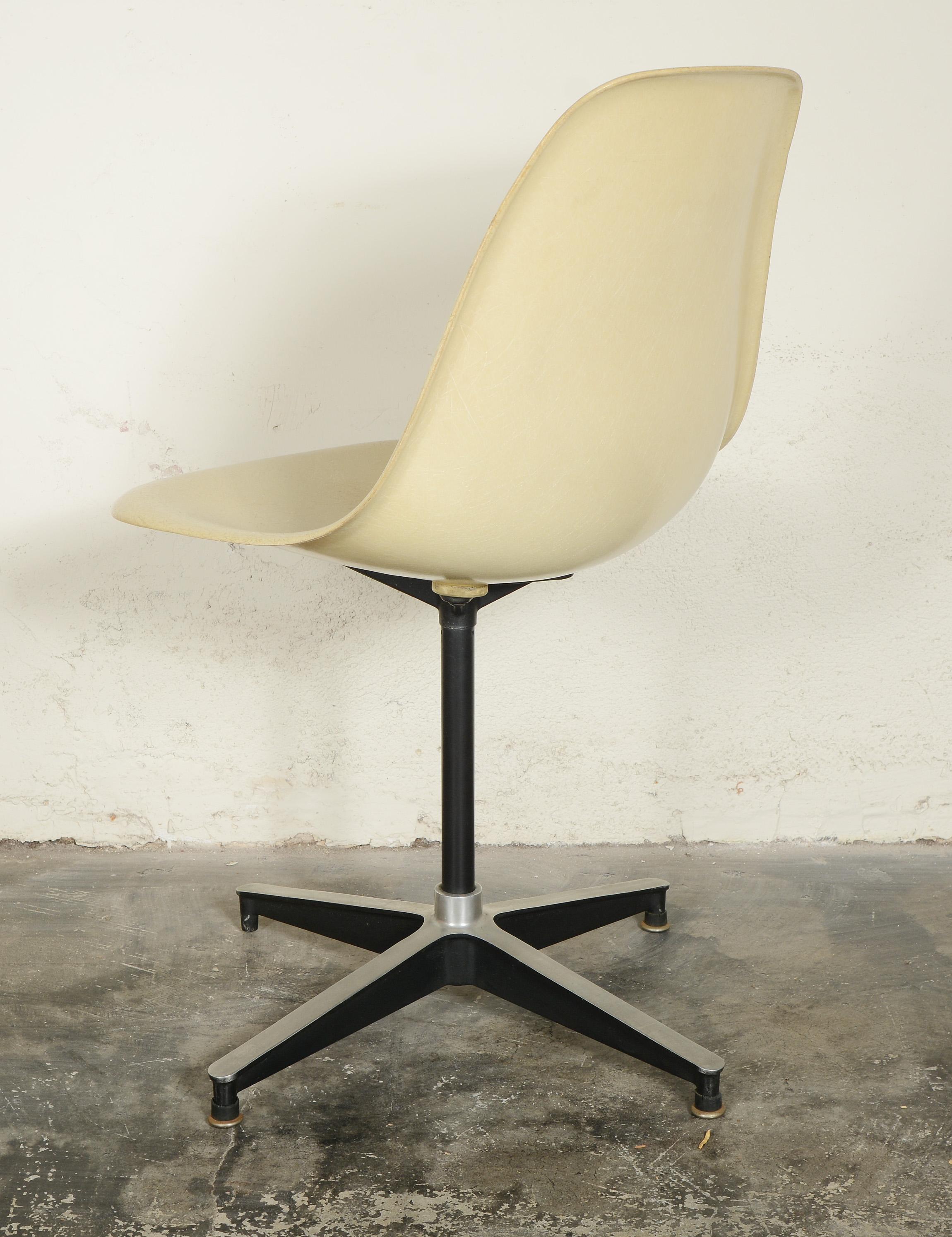 Pivoting base fiberglass side chair by Charles and Ray Eames. The Eames lounge and ottoman was being developed at the time this chair was introduced. The 671 ottoman base was used on these early versions. The aluminum group base would be beginning