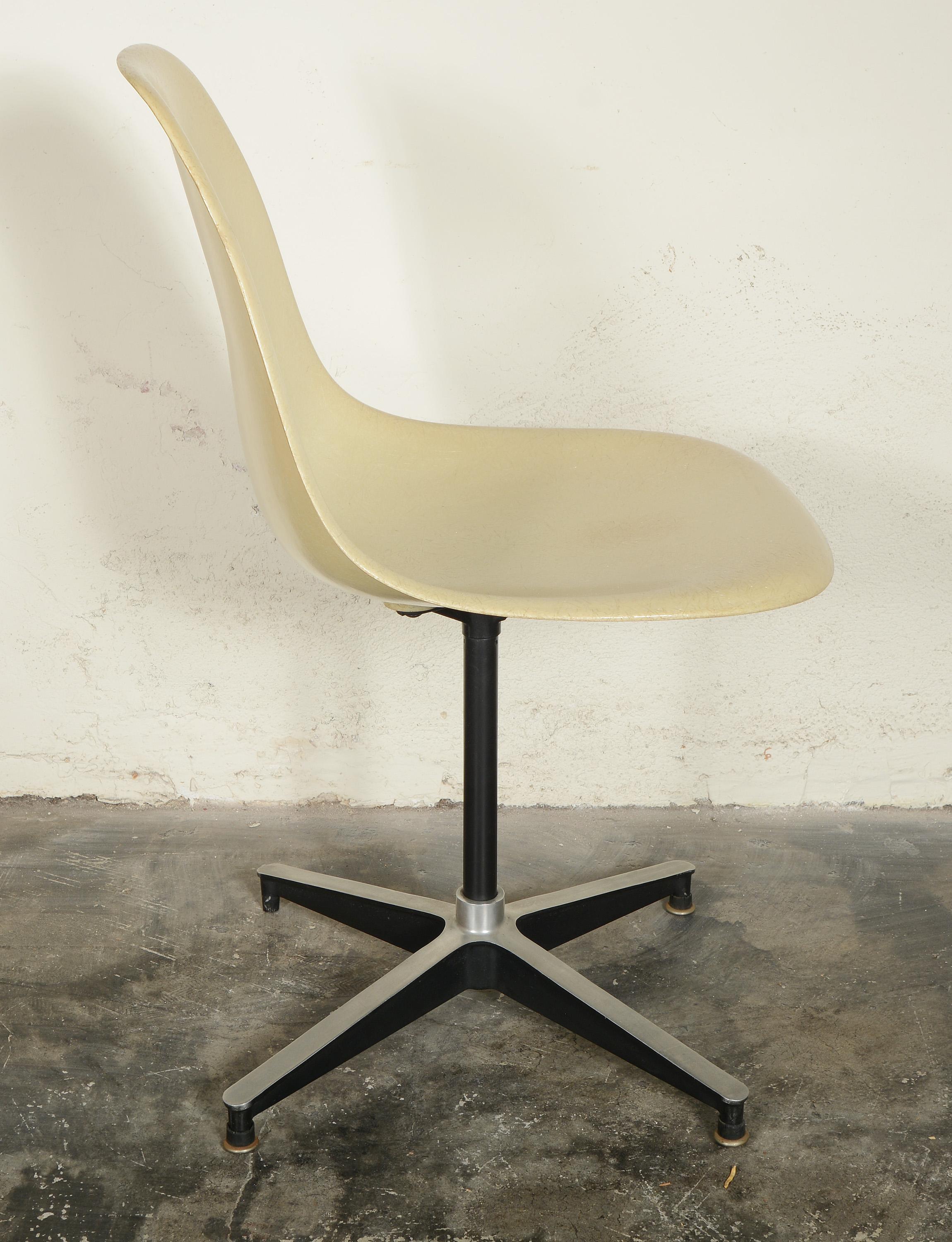 Mid-Century Modern Charles and Ray Eames PSC Swivel Fiberglass Chair with 671 Base