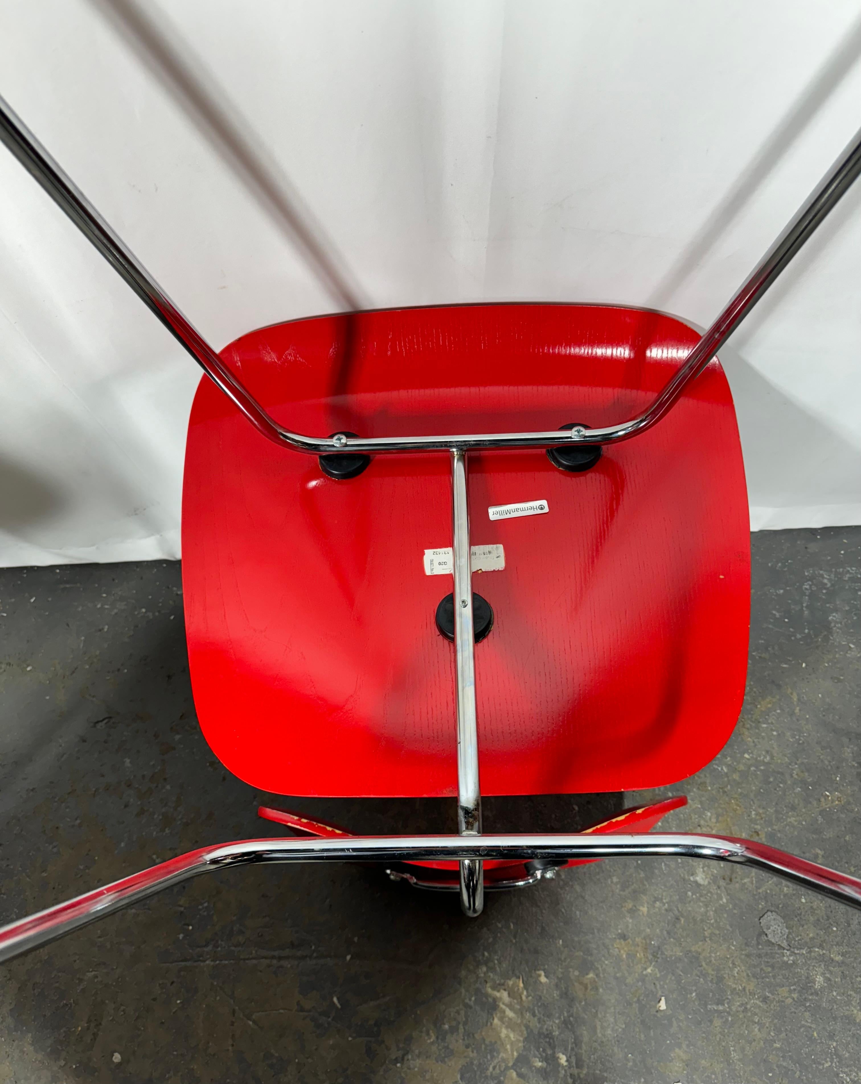 Chaises DCM Charles and Ray Eames, Herman Miller, Dining, Chaise d'appoint en hêtre rouge en vente 4
