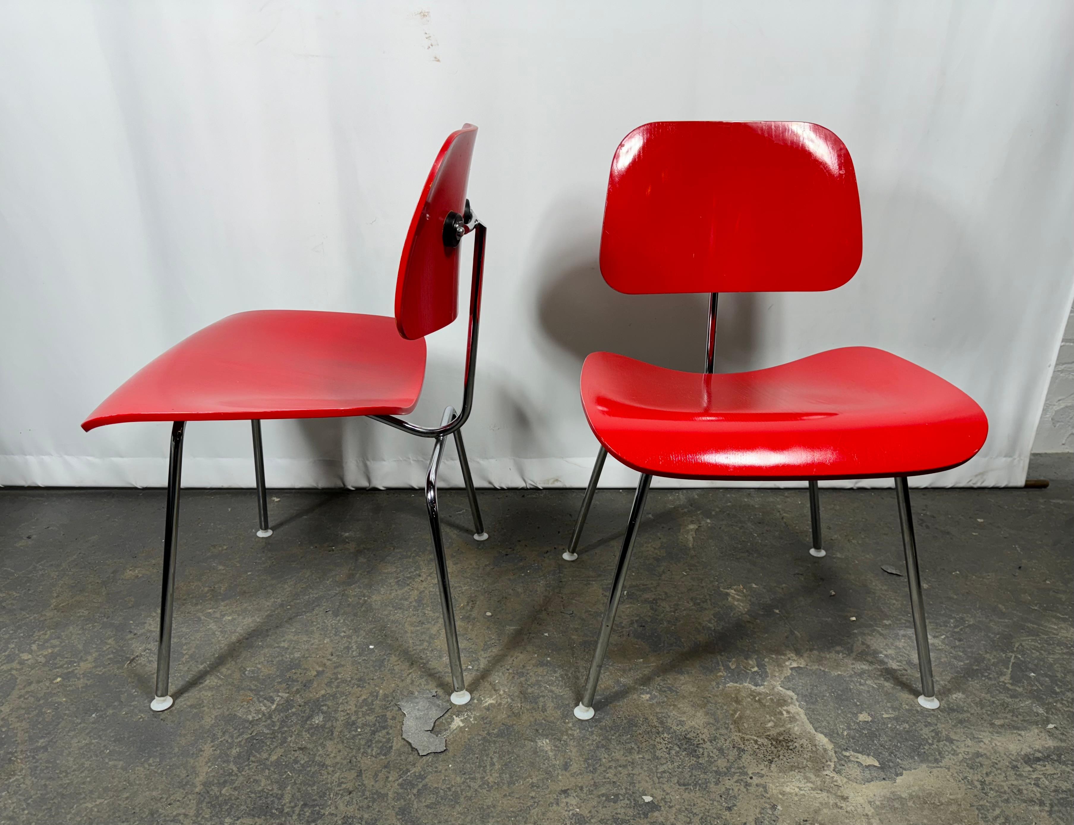 PRIX PAR CHAISE.... Chaises Charles et Ray Beeche en hêtre DCM rouge (teinture à l'aniline) fabriquées par  Herman Miller, salle à manger, chaise d'appoint. Labellisé. Conçue en 1946. Produit en 2019.

Authentique chaise Eames pour tous - complément