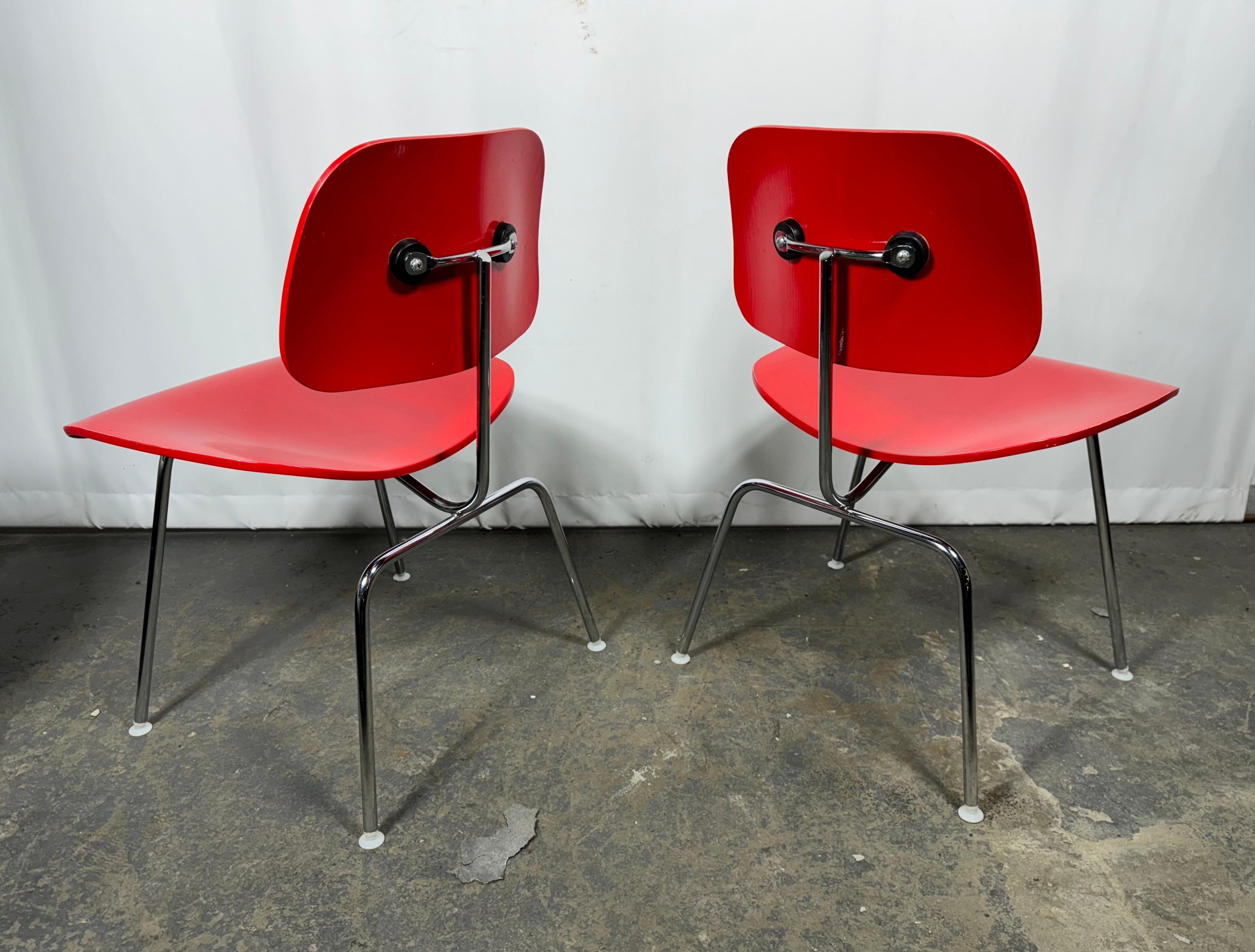 Mid-Century Modern Chaises DCM Charles and Ray Eames, Herman Miller, Dining, Chaise d'appoint en hêtre rouge en vente