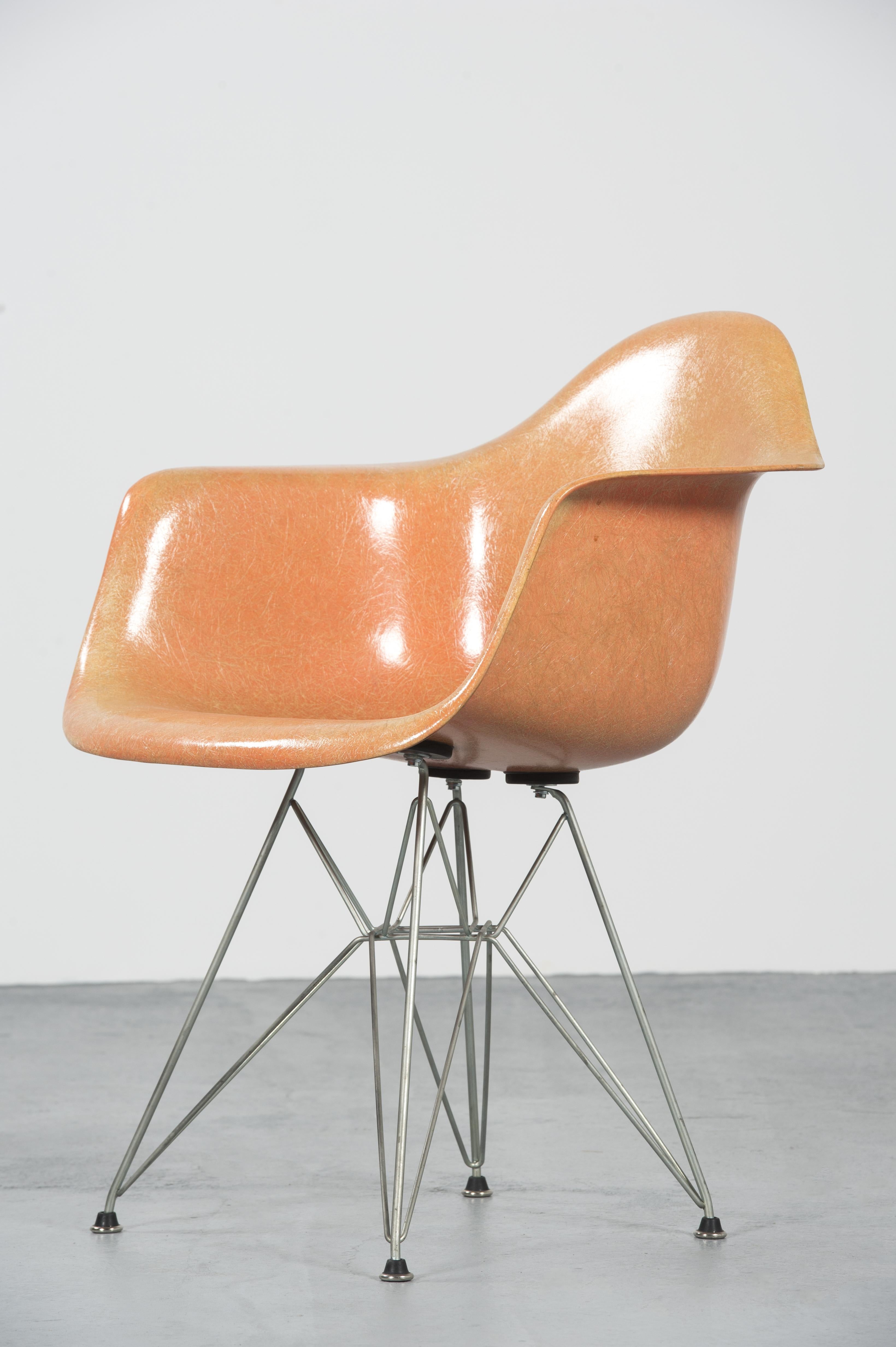 Charles & Ray Eames Rope Edge Zenith Eiffel, 1949, USA

Rare early roped edge Eames chair made by Zenith plastics/ Herman Miller in great condition. The chair retains the original label although it is worn.

In 1949, the Eames contacted the firm