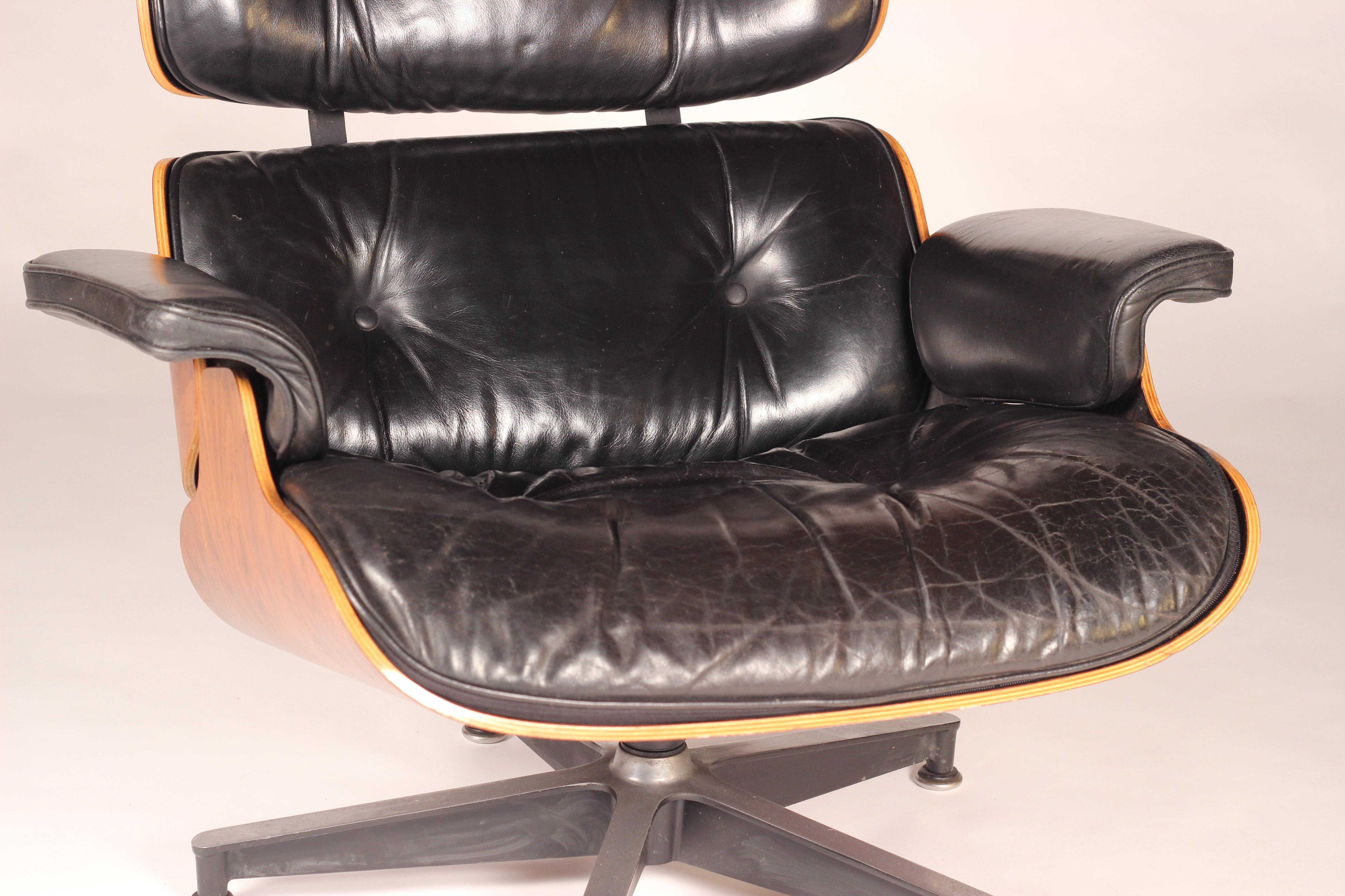 Charles and Ray Eames Rosewood Lounge Chair 670 In Good Condition In London, GB