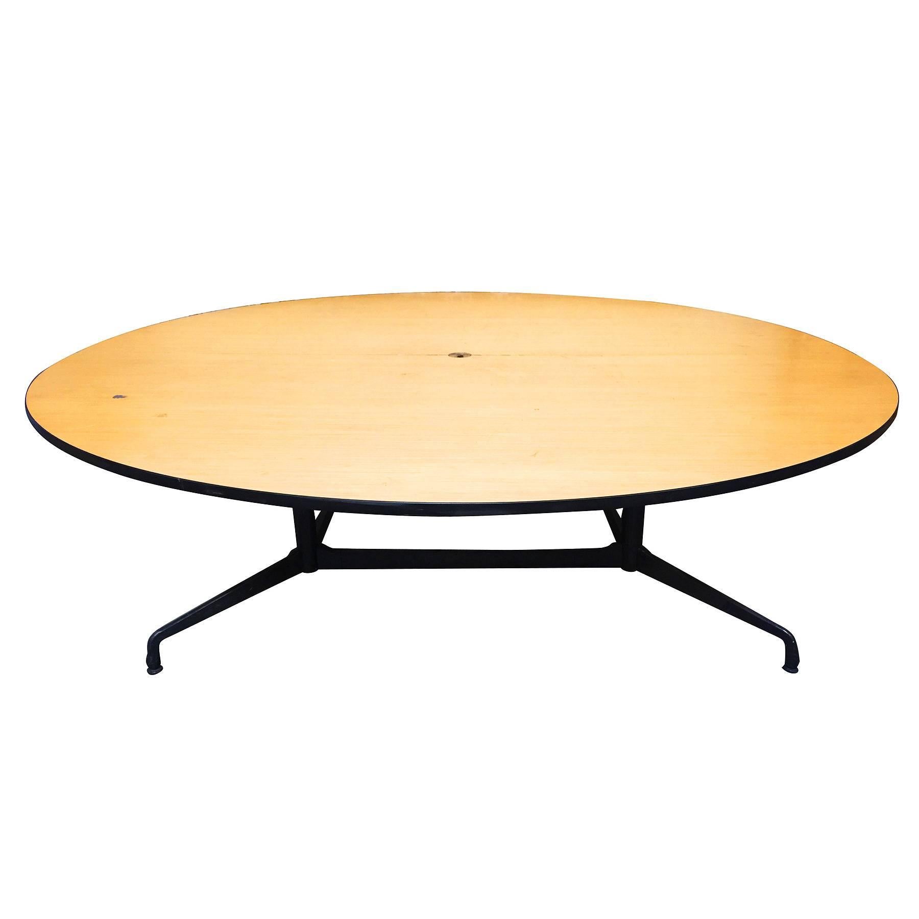 Mid-Century Modern Table de conférence ronde Charles et Ray Eames par Herman Miller en vente