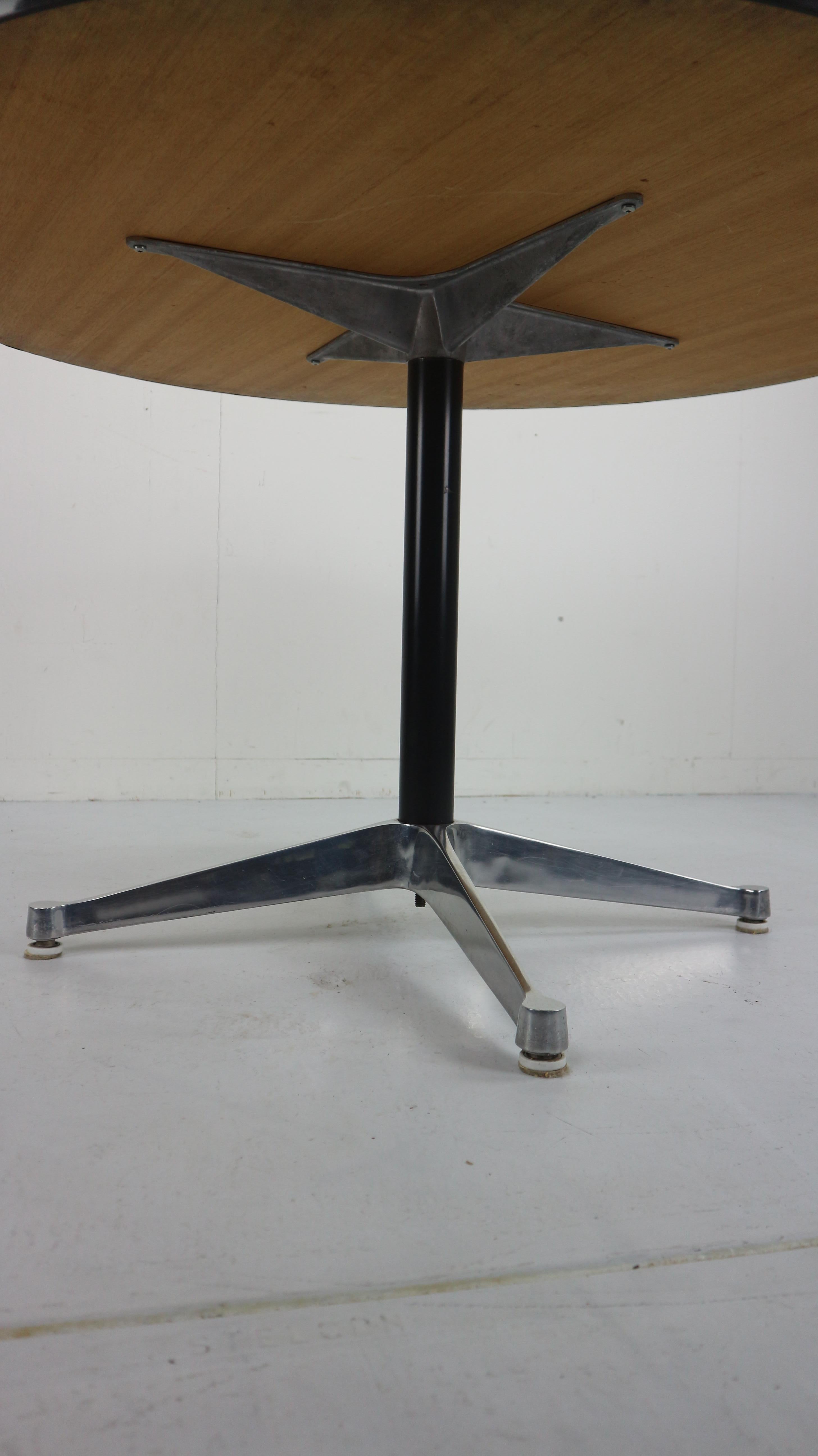 Charles and Ray Eames Round Dinning Table for Herman Miller, 1960s 3