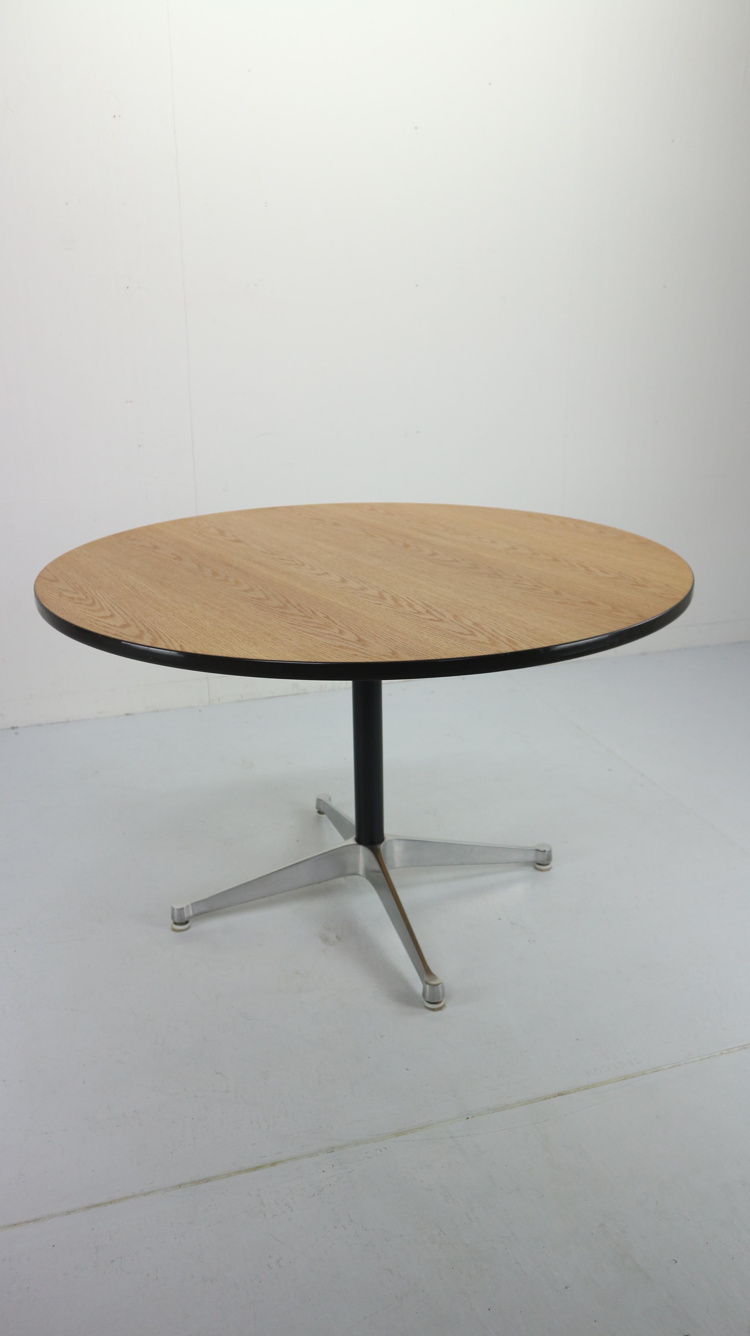 Mid-Century Modern Charles and Ray Eames Round Dinning Table for Herman Miller, 1960s