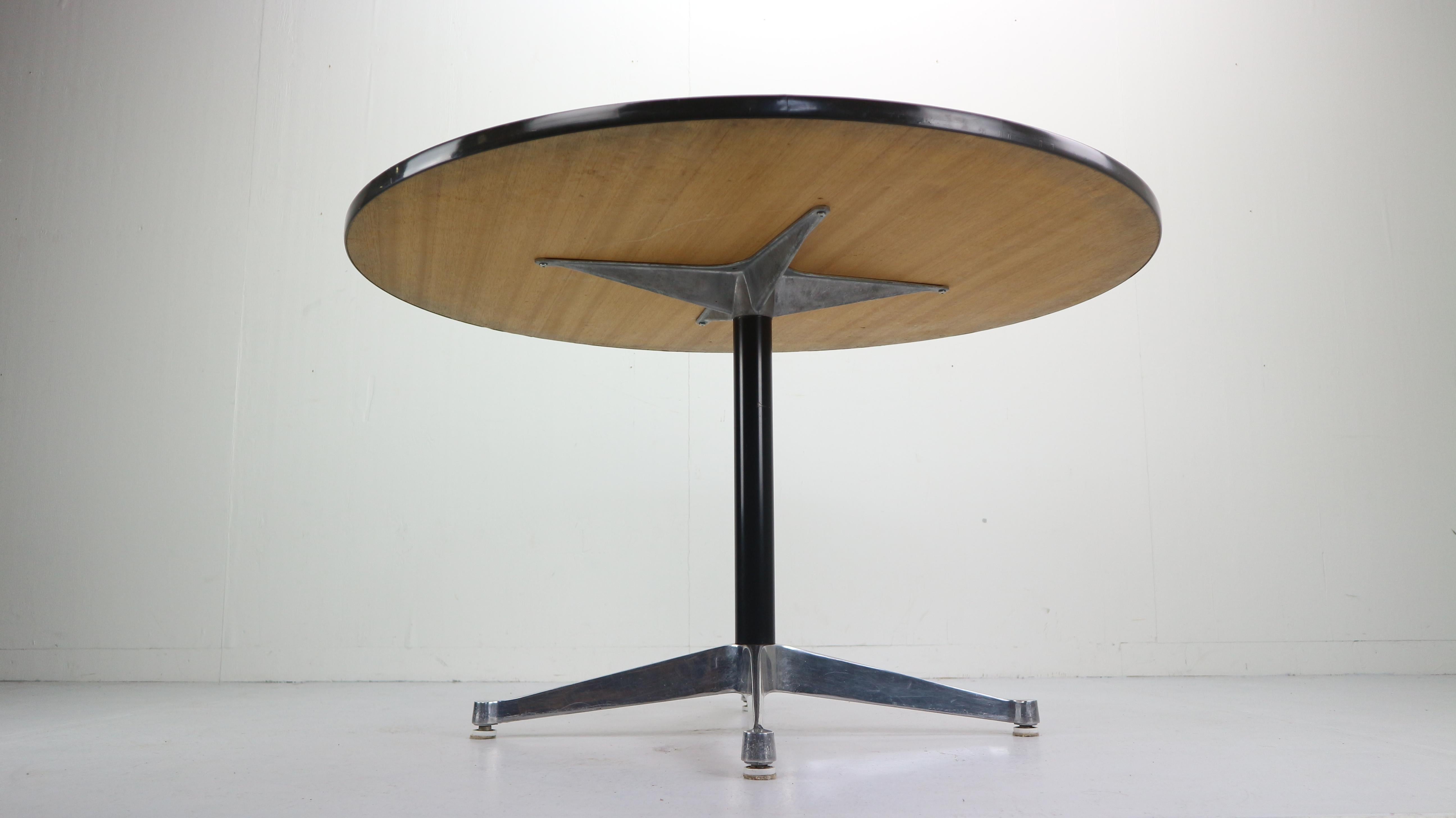 American Charles and Ray Eames Round Dinning Table for Herman Miller, 1960s