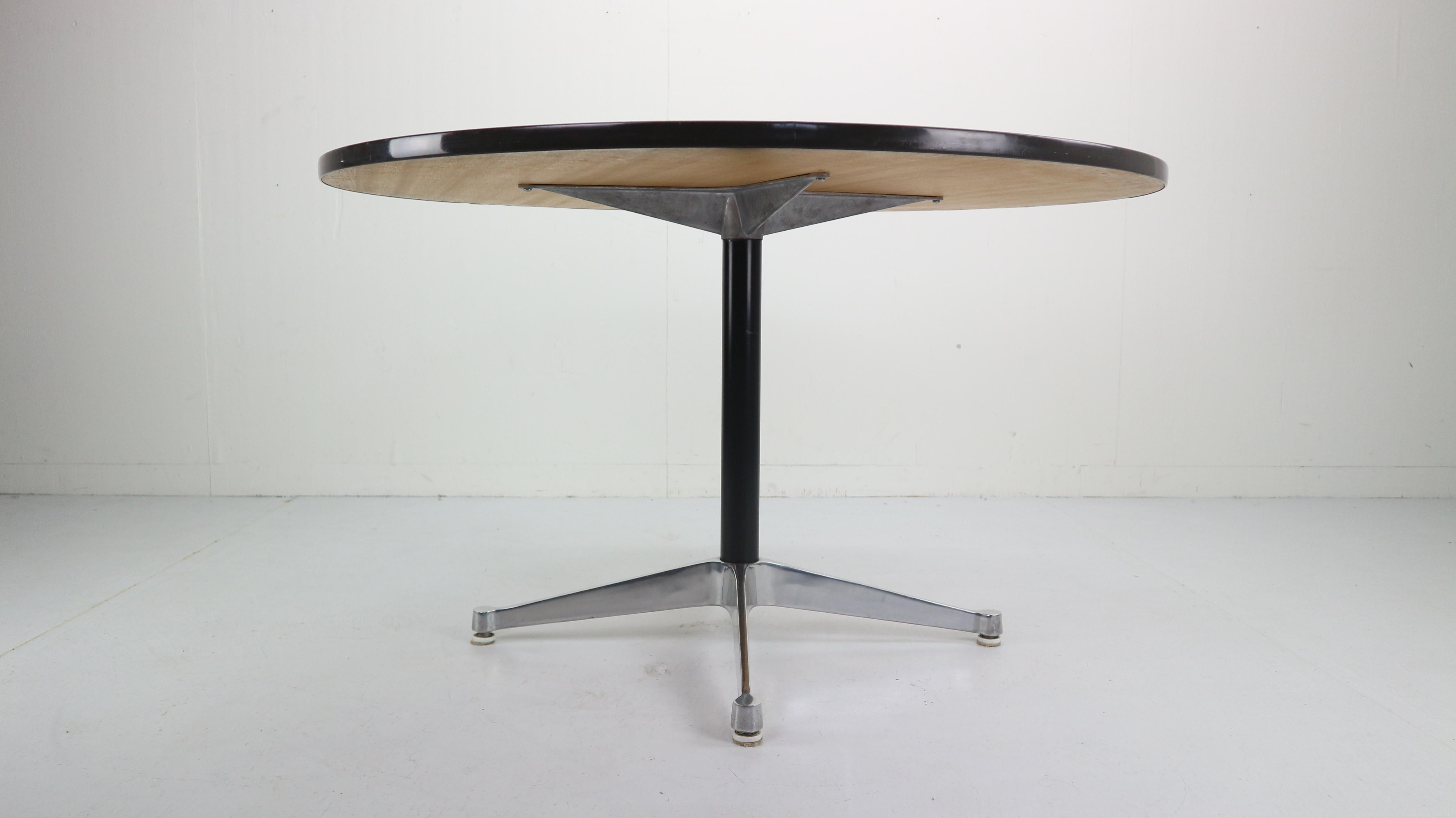 Charles and Ray Eames Round Dinning Table for Herman Miller, 1960s In Good Condition In The Hague, NL