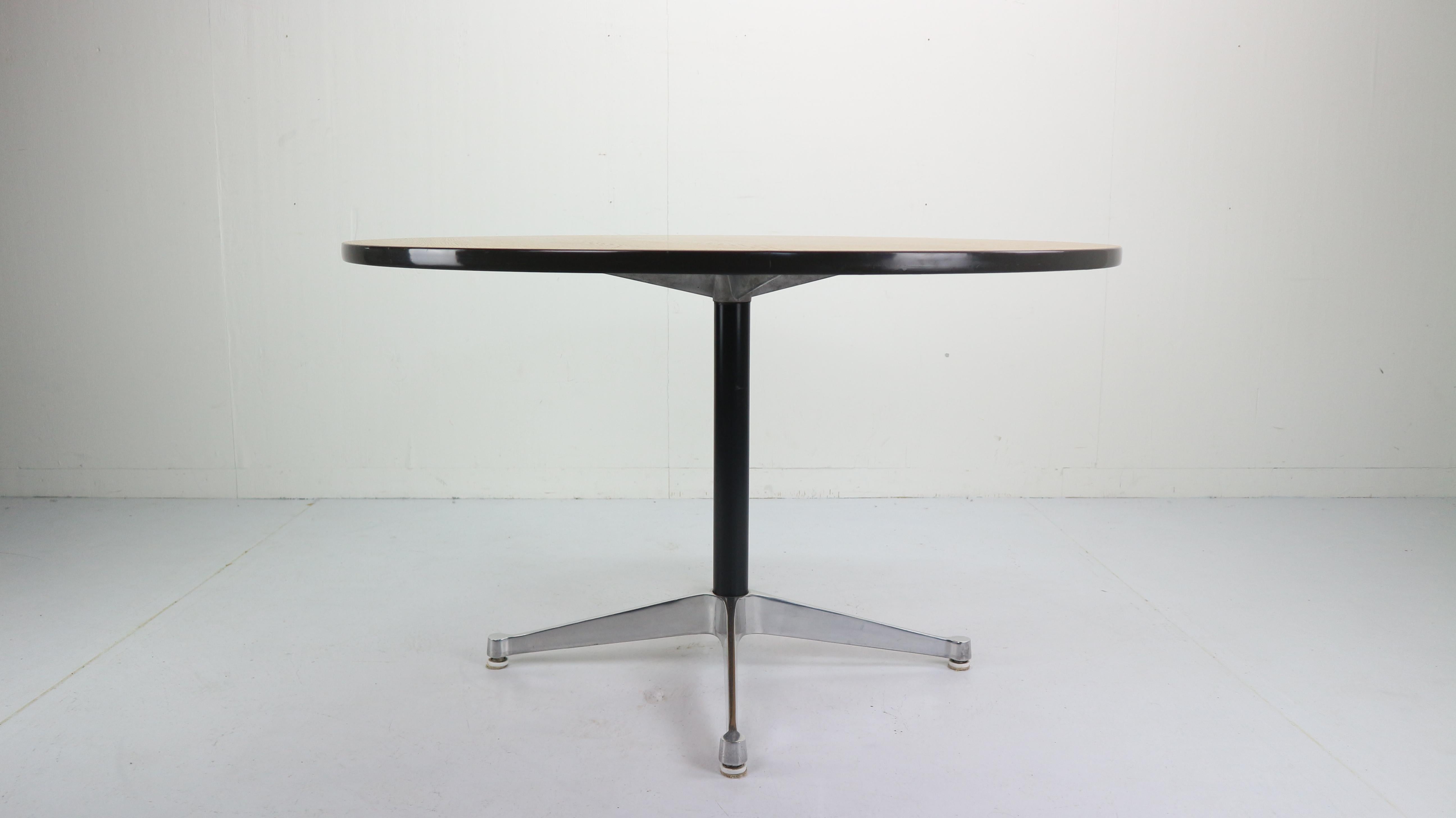 Mid-20th Century Charles and Ray Eames Round Dinning Table for Herman Miller, 1960s