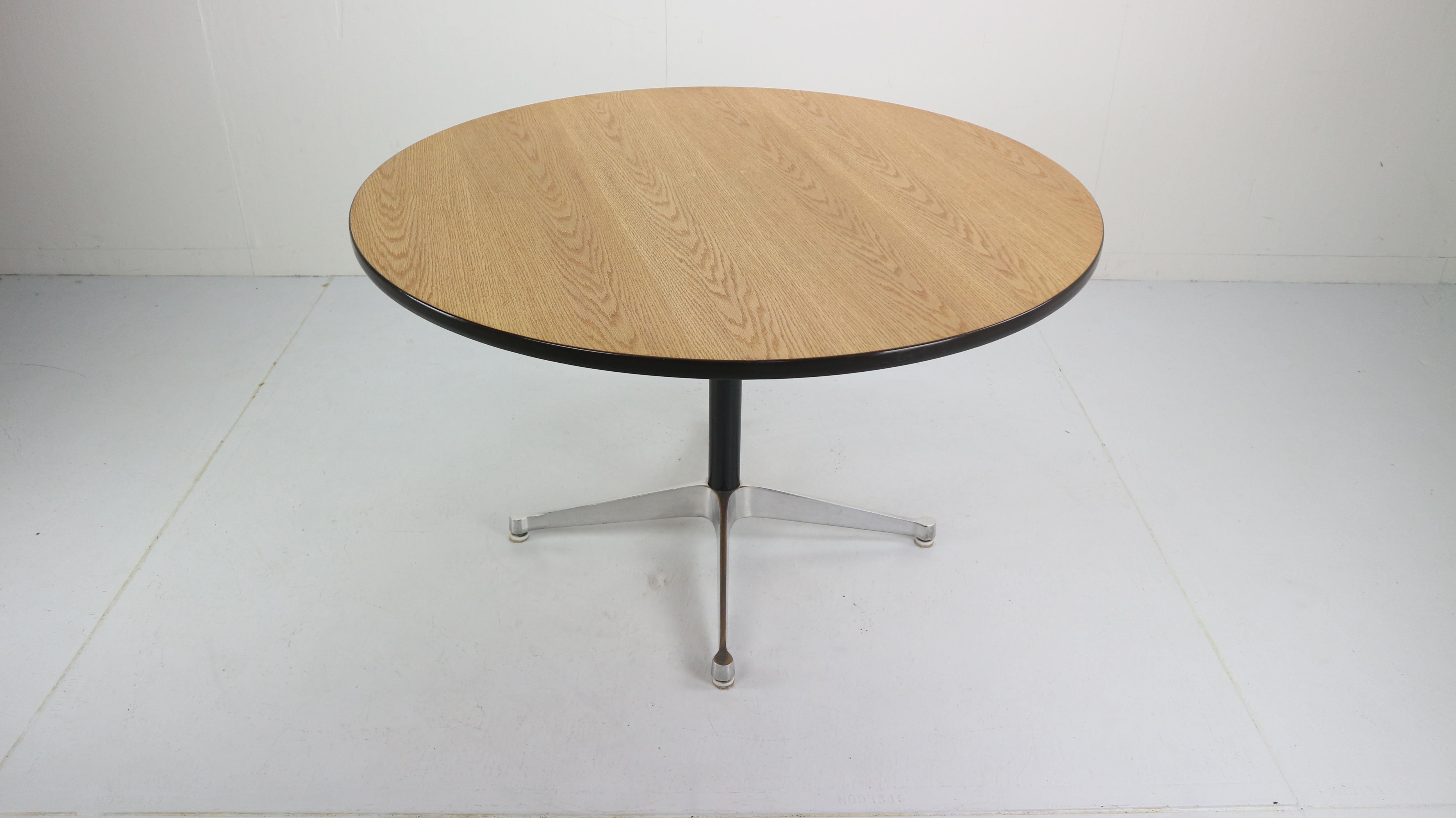 Aluminum Charles and Ray Eames Round Dinning Table for Herman Miller, 1960s