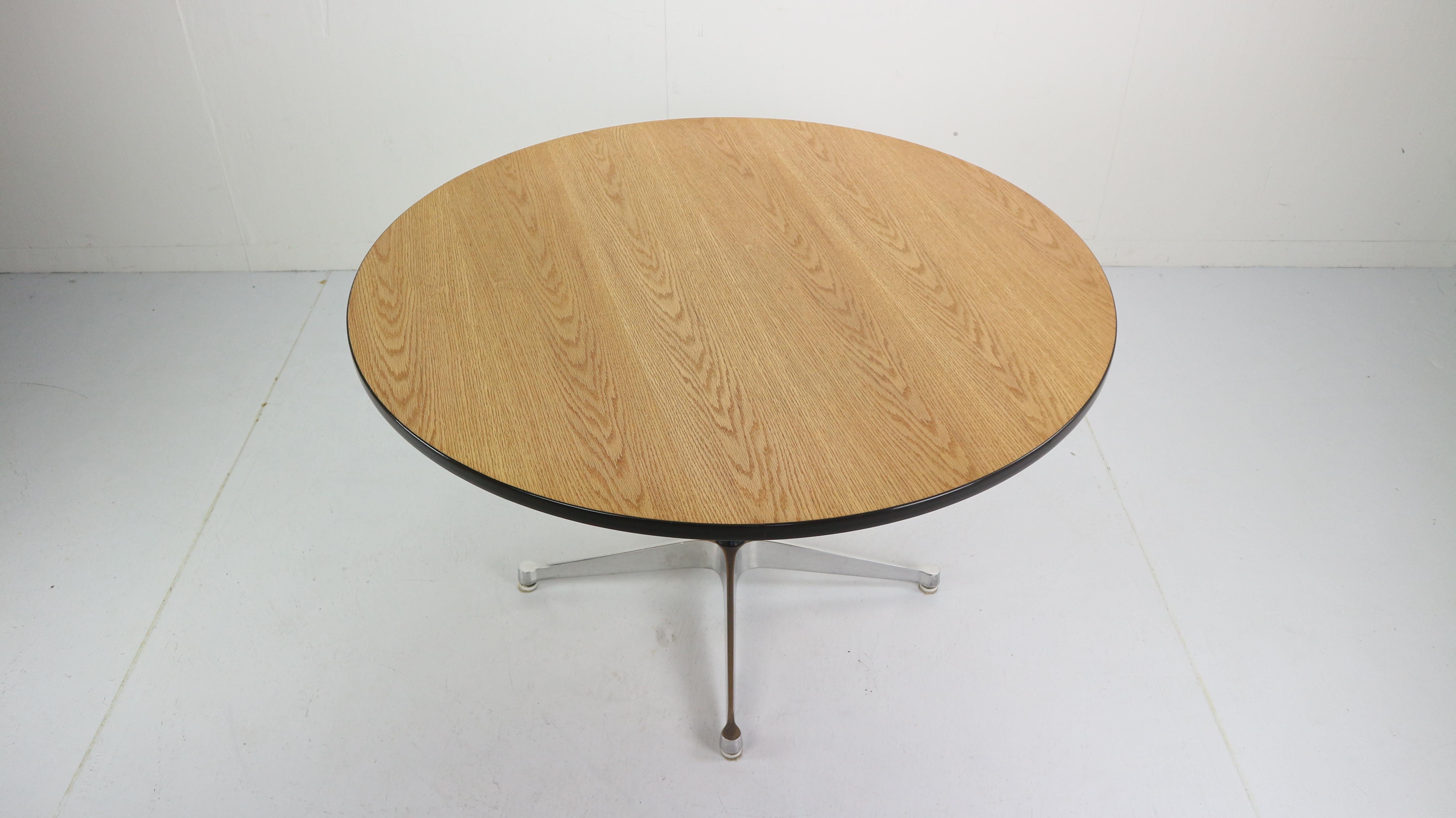 Charles and Ray Eames Round Dinning Table for Herman Miller, 1960s 1