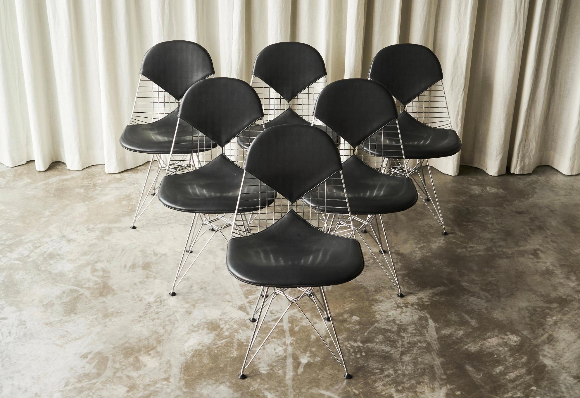 Charles and Ray Eames Set di 6 sedie con struttura in filo metallico 'Bikini', edizioni Vitra, anni '80

Si tratta di un meraviglioso set di 6 sedie in filo DKR-2 'Bikini' di Charles e Ray Eames, realizzate da Vitra alla fine degli anni