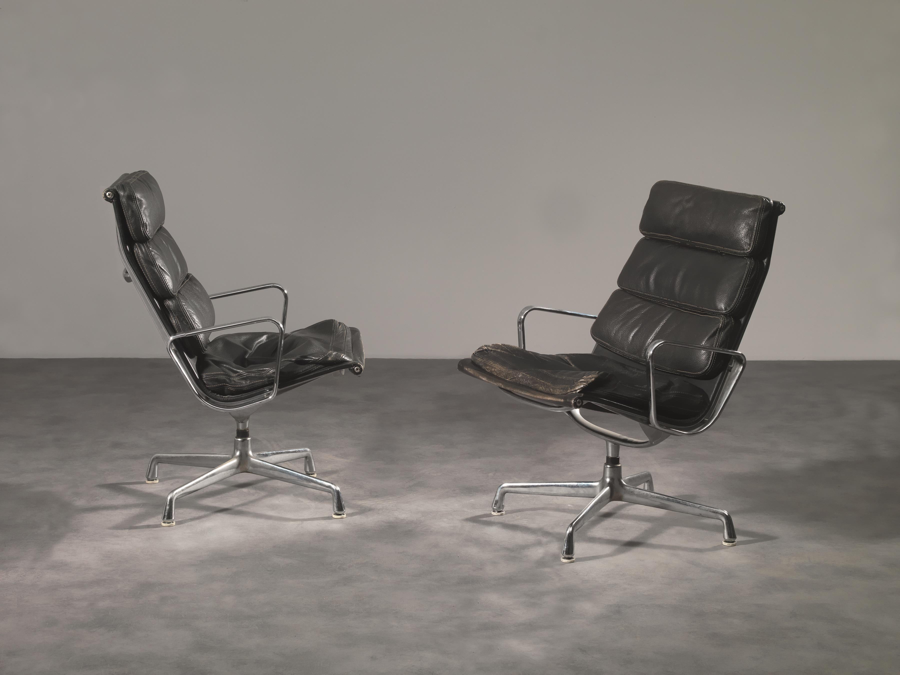 Set of two office armchairs 'Time-Life' designed by Charles and Ray Eames for Herman Miller (1960).
Armchairs with aluminium structure and black leather upholstery.

 