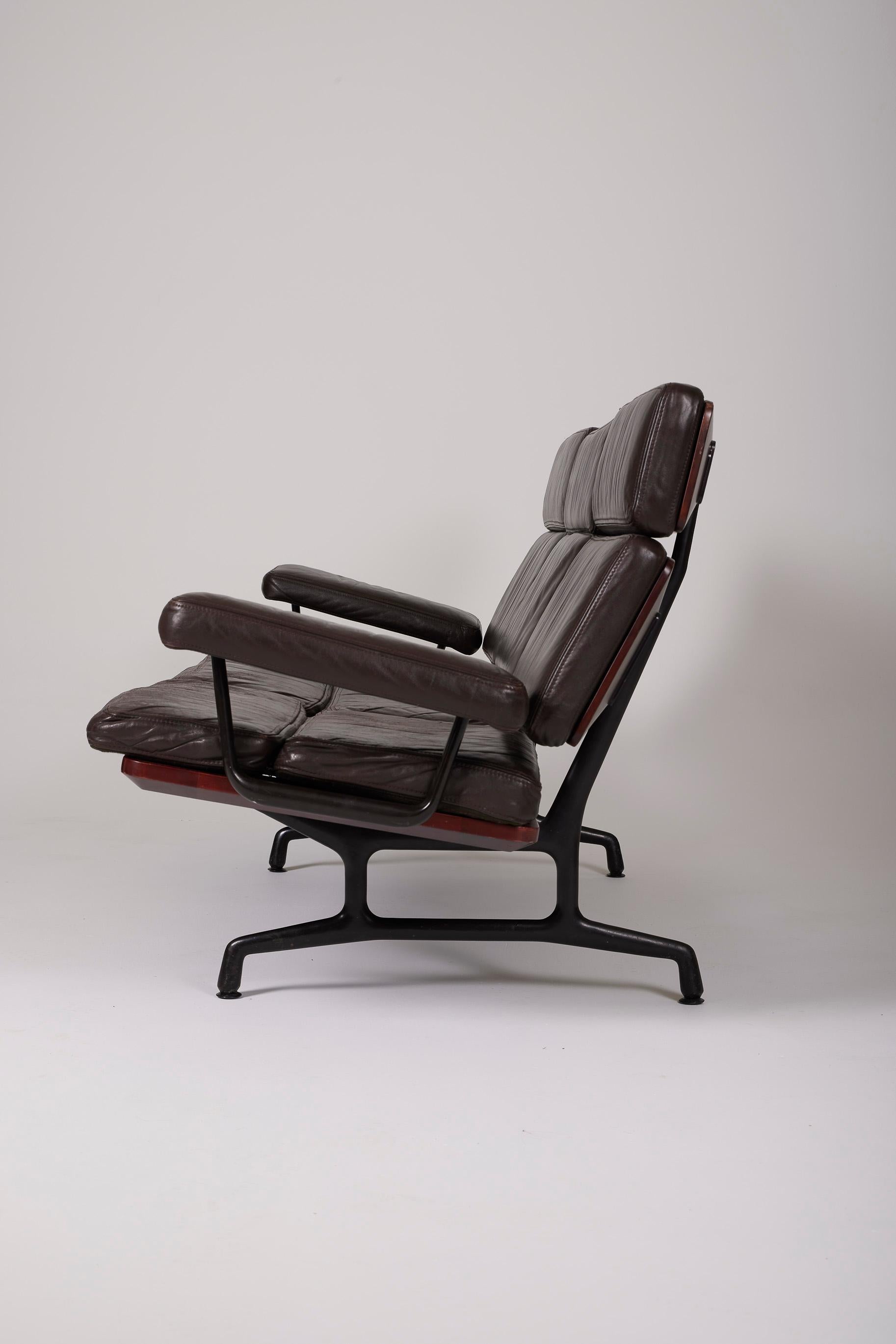 Sofá de 3 plazas modelo ES108 de los diseñadores Ray y Charles Eames para Herman Miller, década de 1980. La base es de aluminio pulido. El asiento y el respaldo son de cuero marrón. El cuero original está patinado. Buen estado.
DV528