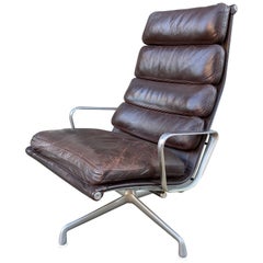 Charles and Ray Eames Soft Pad Lounge Chair en Cuir Marron