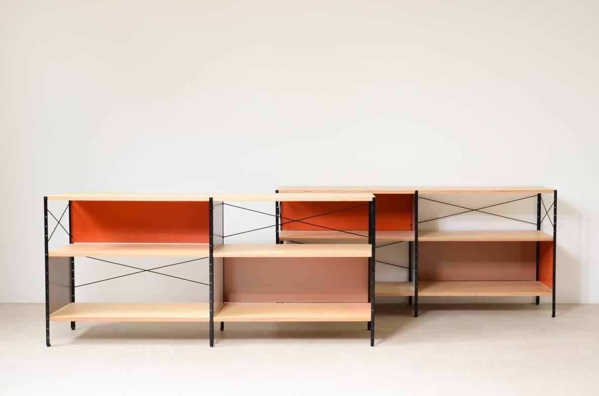 
COD-CV174
Charles and Ray Eames

Storage unit, 2 modular bookcase with 3 or 6 shelves in birch plywood with open compartments and compartments closed by colored metal panels.

Vitra Manufacture, around 2000.