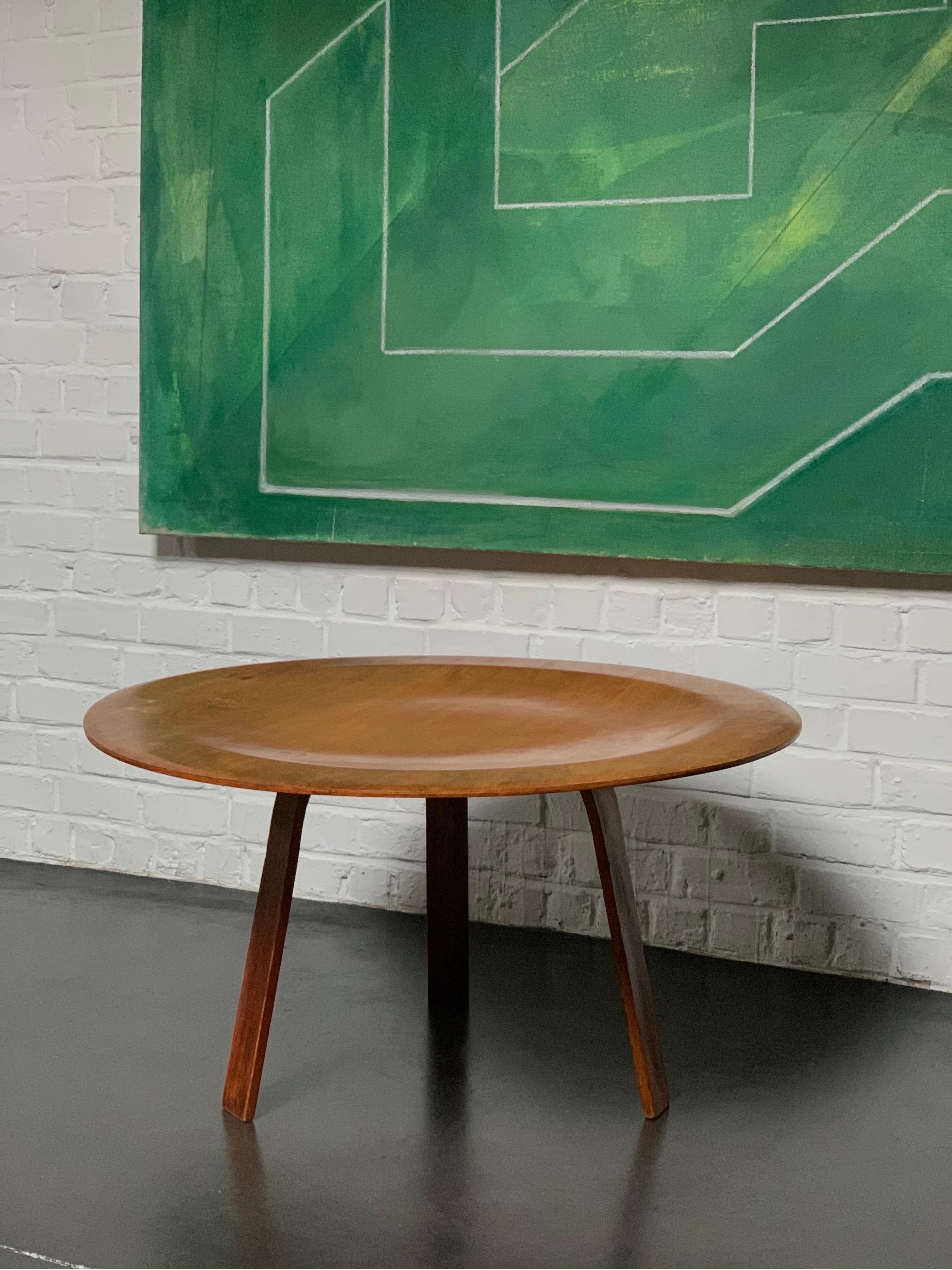 Il s'agit d'une table très intéressante et unique que j'ai achetée dans mes premières années de collection il y a 15 ans. Il s'agit d'une préproduction du célèbre et acclamé classique CTW. La différence est qu'il s'agit d'une version à trois pattes