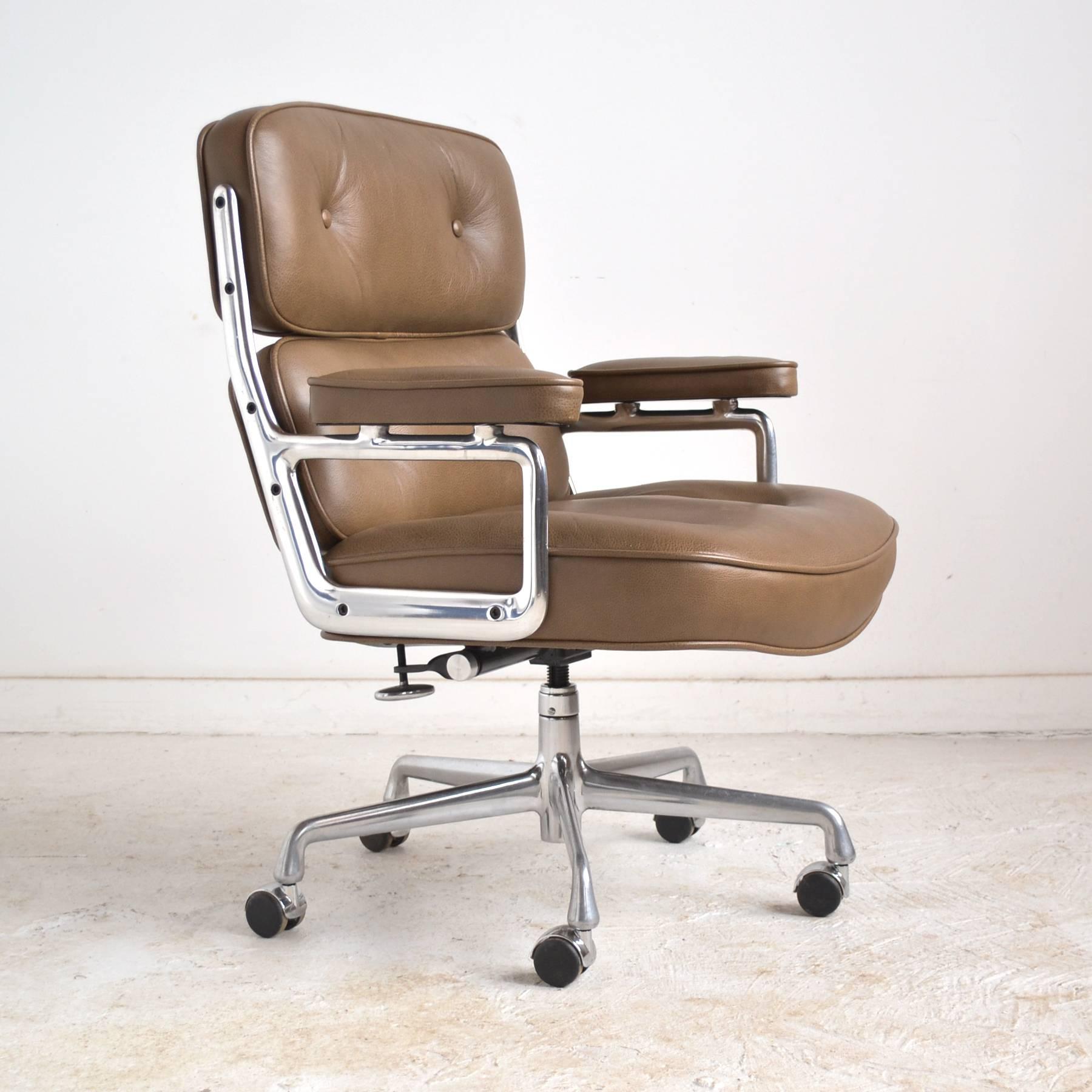 Originally designed for the Time-Life building in 1960, this chair shares qualities with other Eames designs. The generous proportions and deep luxurious cushions offer the sitter great comfort and the cast aluminum frame is light and stylish.
The