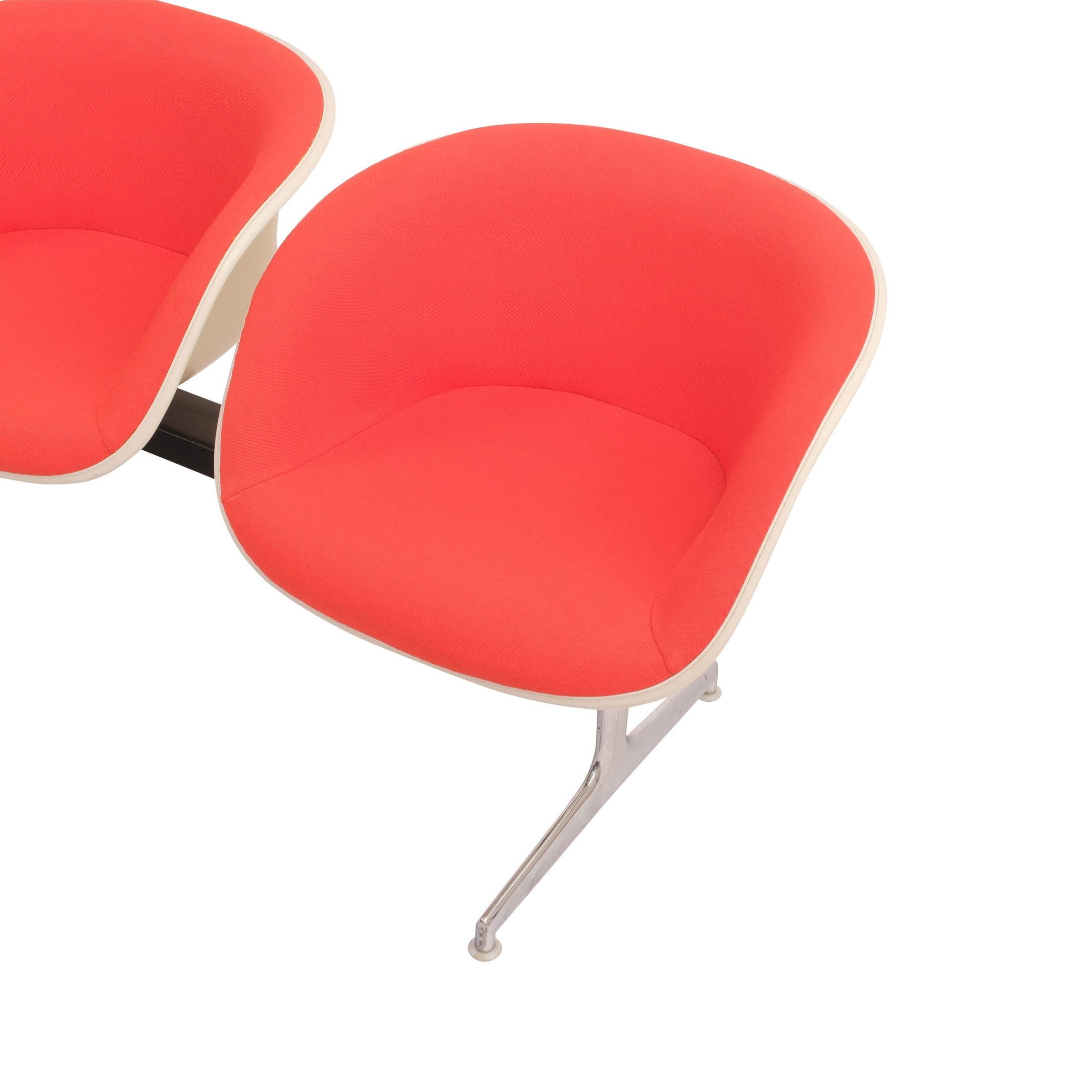 

3-sitzige Bank, La Fonda Sitzschalen mit originaler Vollpolsterung, orange-roter Hopsakbezug, Vintage-Zustand, 1970er Jahre, Design Charles & Ray Eames, Hersteller Vitra 


Das amerikanische Ehepaar Charles und Ray Eames ist weltweit bekannt für