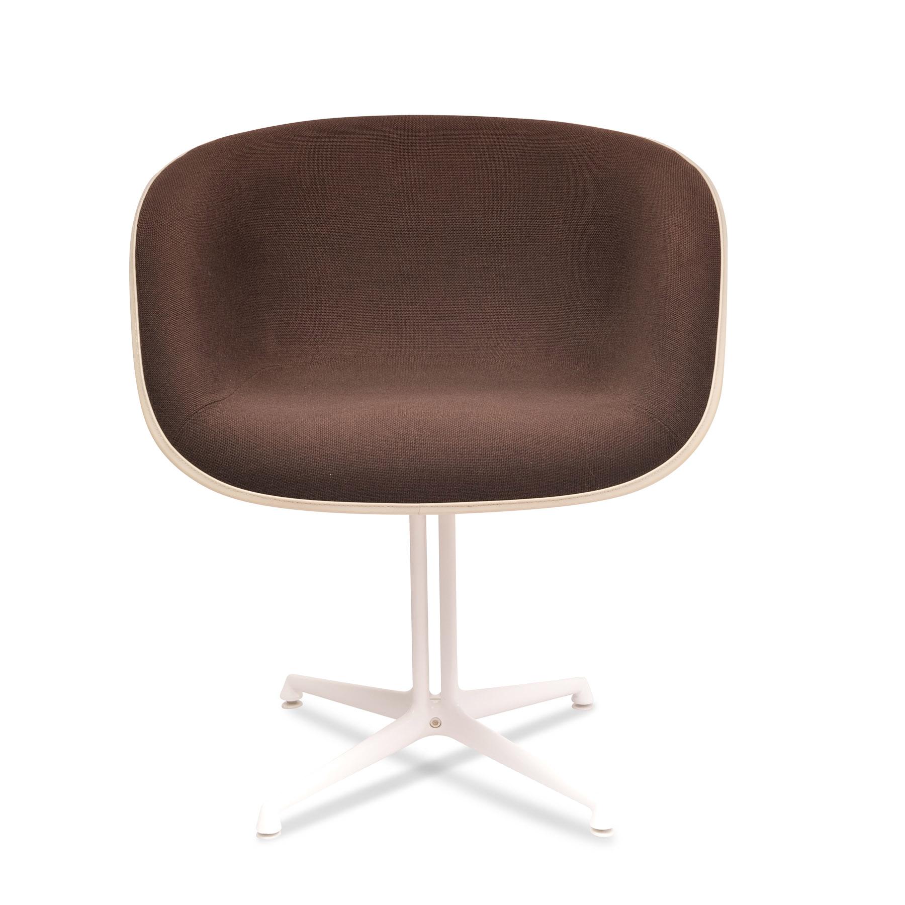 Eames La Fonda Chair

Fiberglass seat shell with full upholstery, 1970s, design Charles & Ray Eames, manufacturer Herman Miller,

Color of the shell Parchment, full upholstery Hopsa brown, white lacquered La Fonda base



Height 73 cm, width 64 cm,