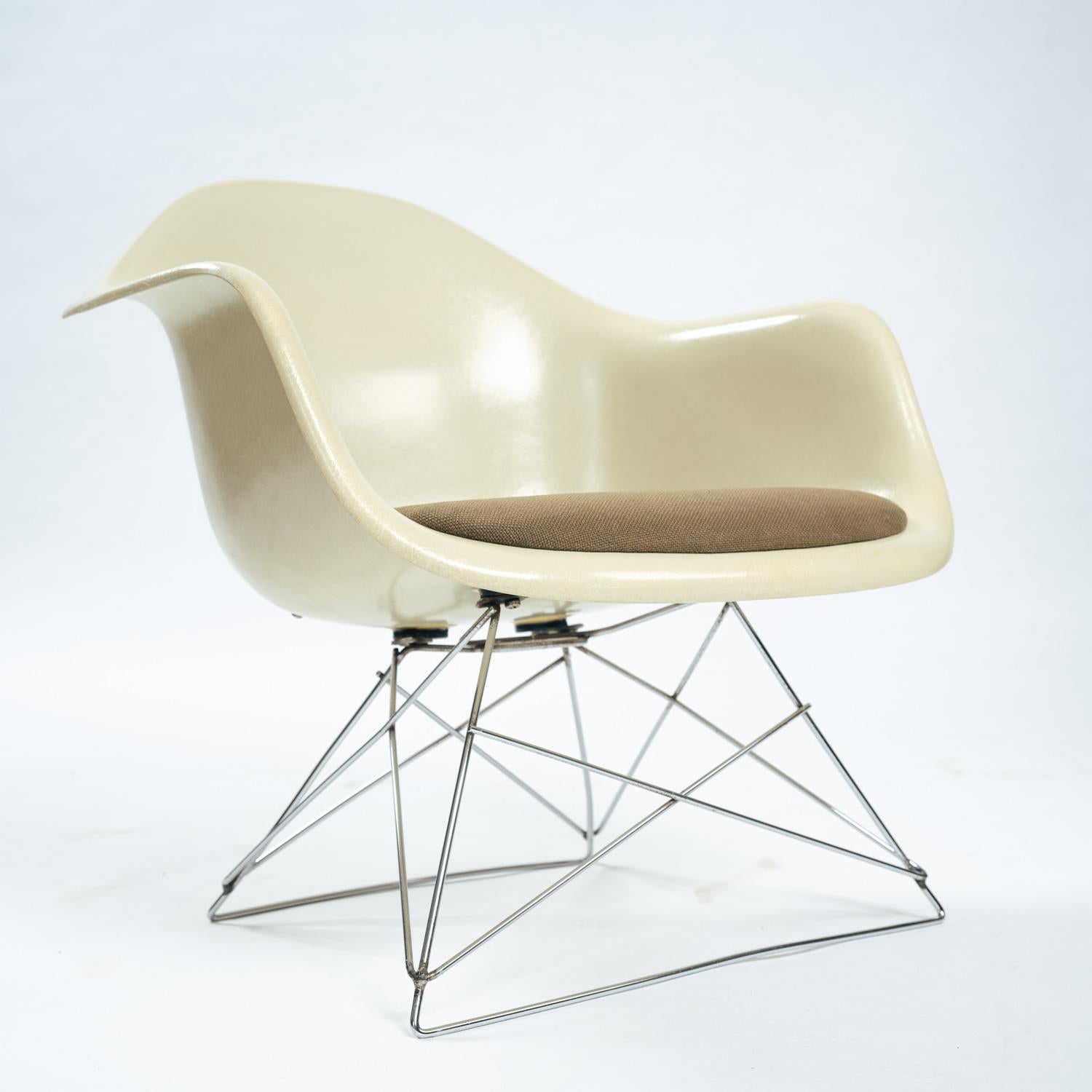 Charles and Ray Eames Vintage Fiberglass LAR Armchair Cat´s Cradle, 1970s For Sale 2