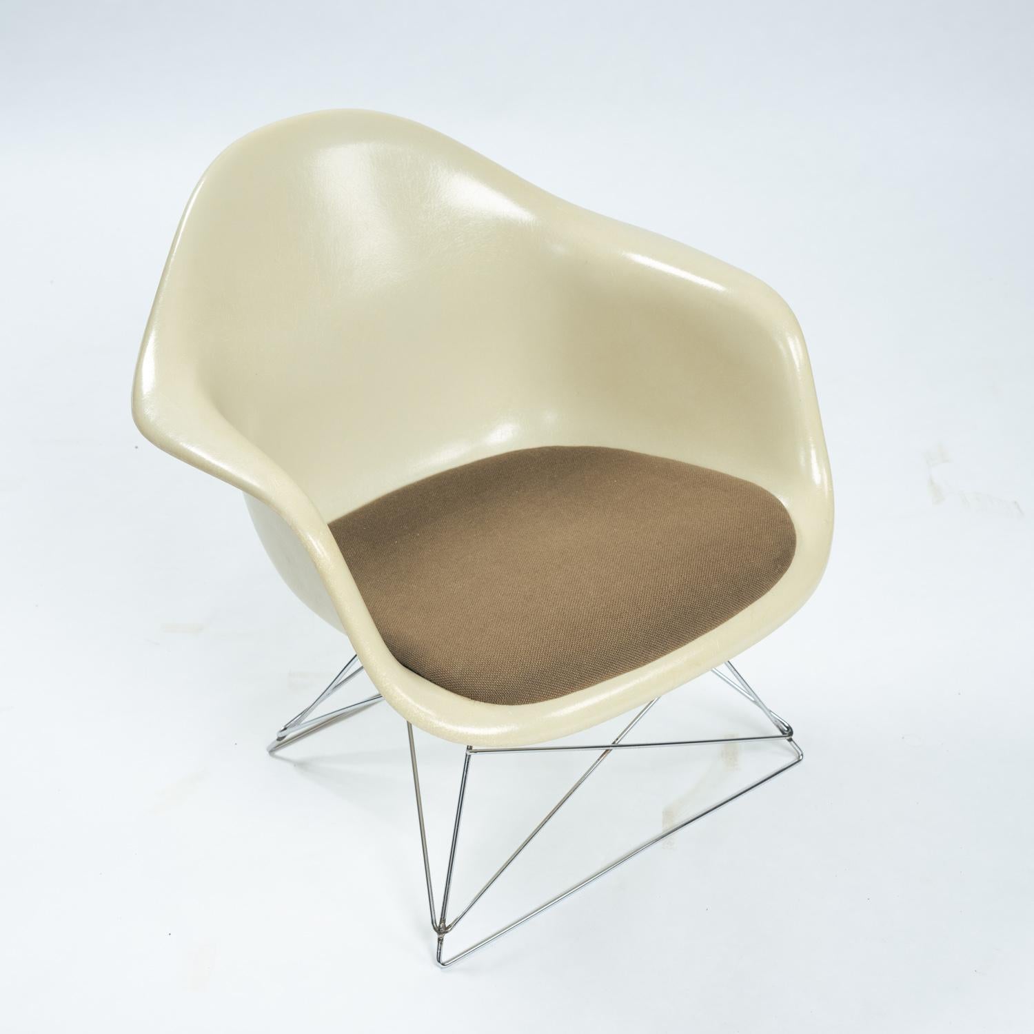 Charles and Ray Eames Vintage Fiberglass LAR Armchair Cat´s Cradle, 1970s For Sale 3