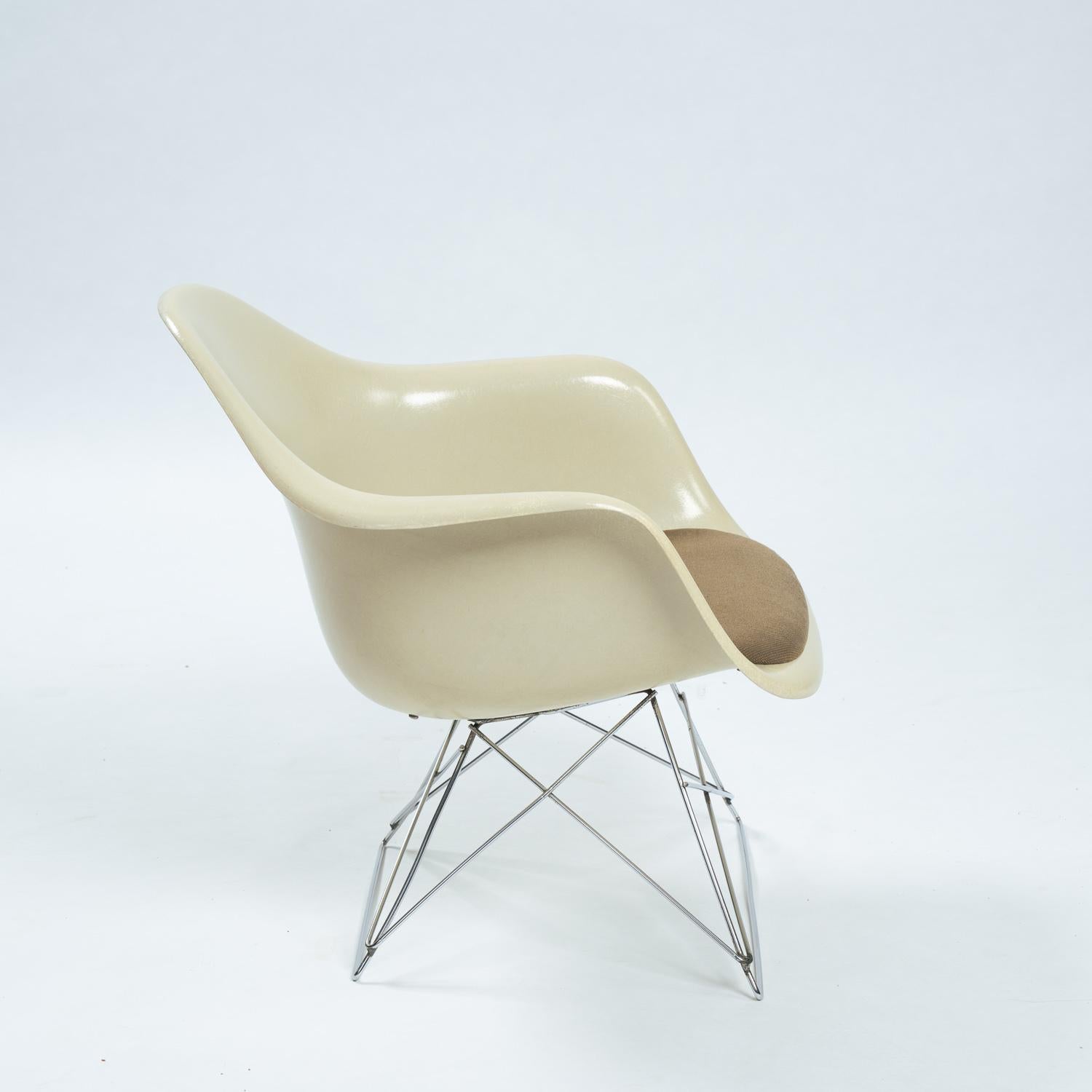 Charles and Ray Eames Vintage Fiberglass LAR Armchair Cat´s Cradle, 1970s For Sale 4
