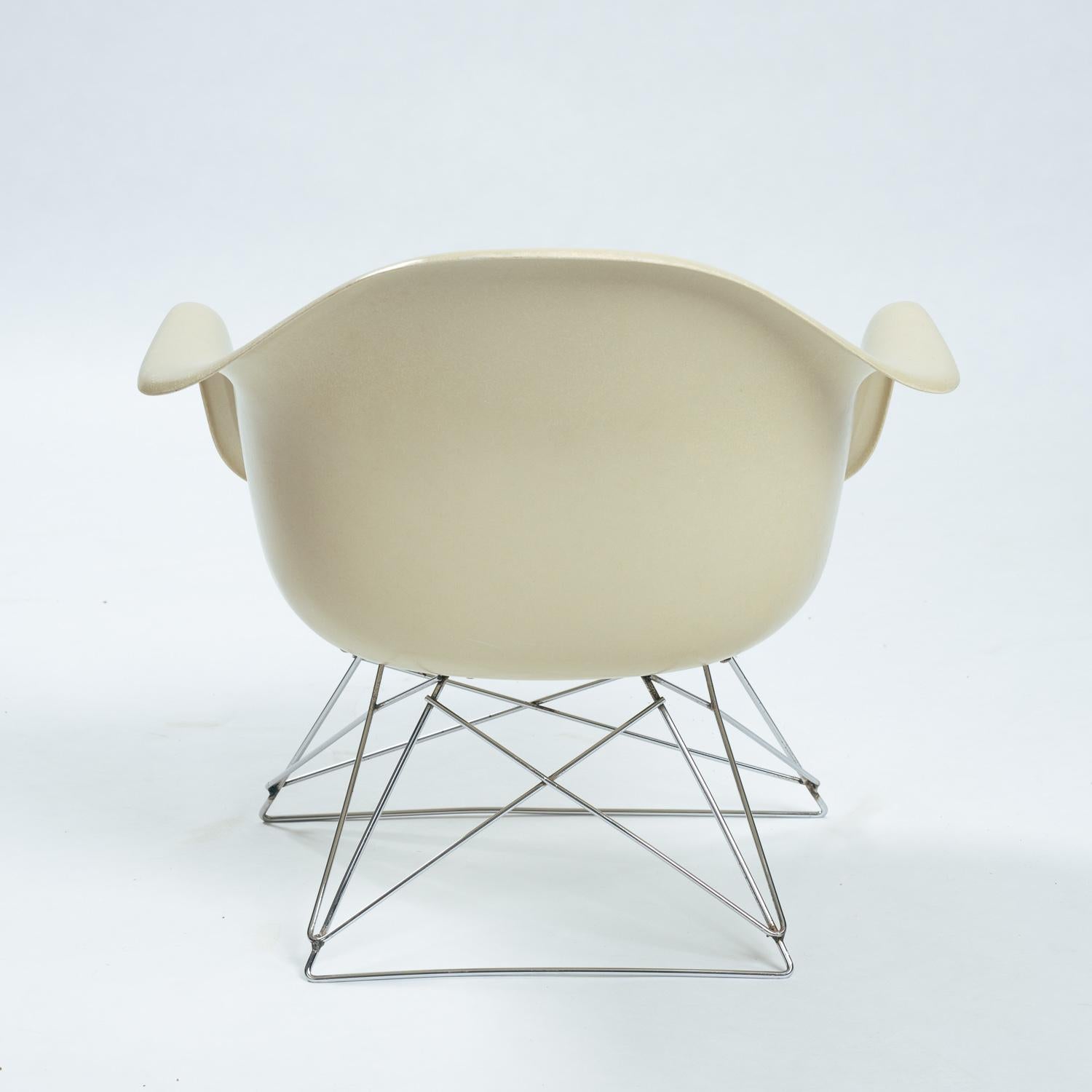 Charles and Ray Eames Vintage Fiberglass LAR Armchair Cat´s Cradle, 1970s For Sale 5