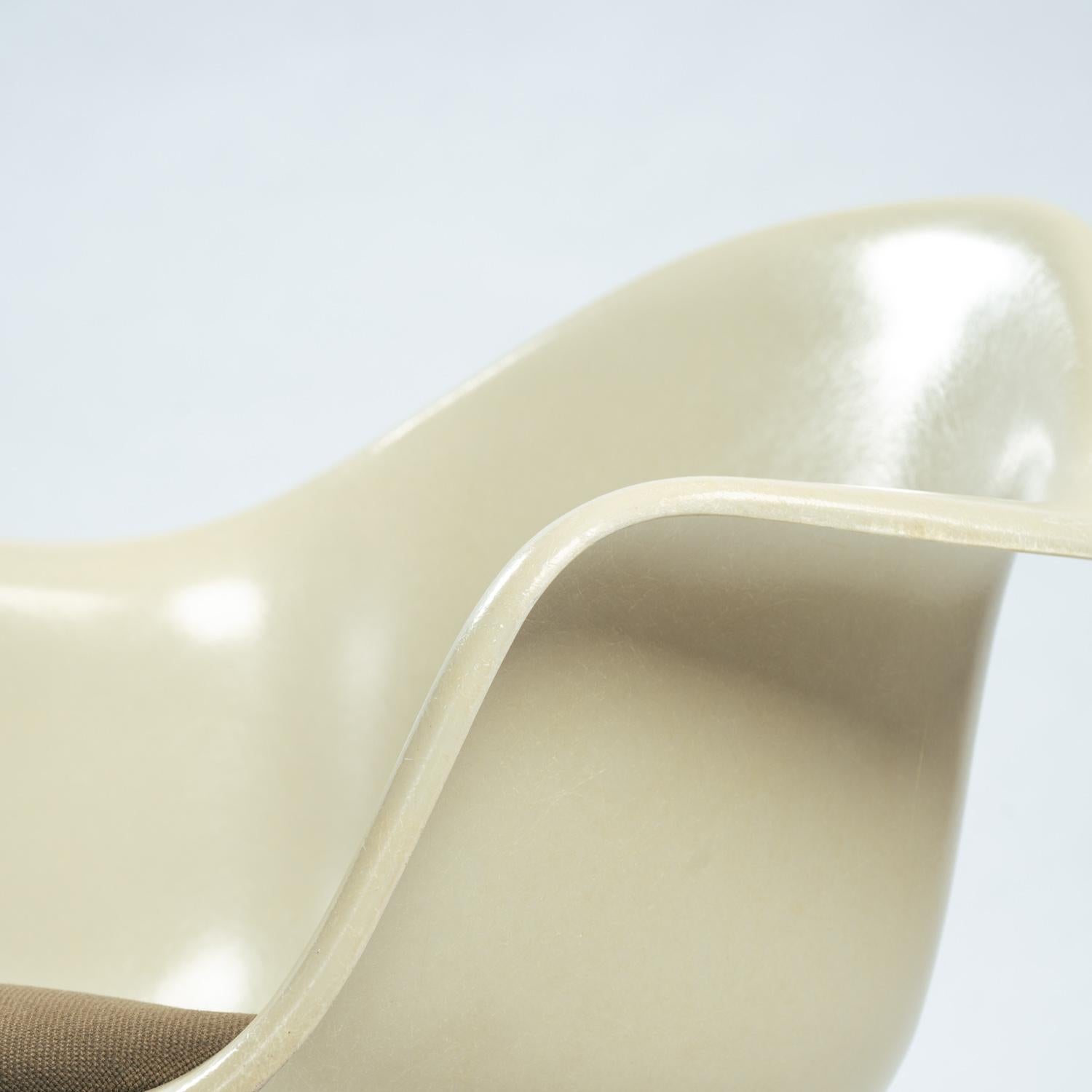 Charles and Ray Eames Vintage Fiberglass LAR Armchair Cat´s Cradle, 1970s For Sale 6