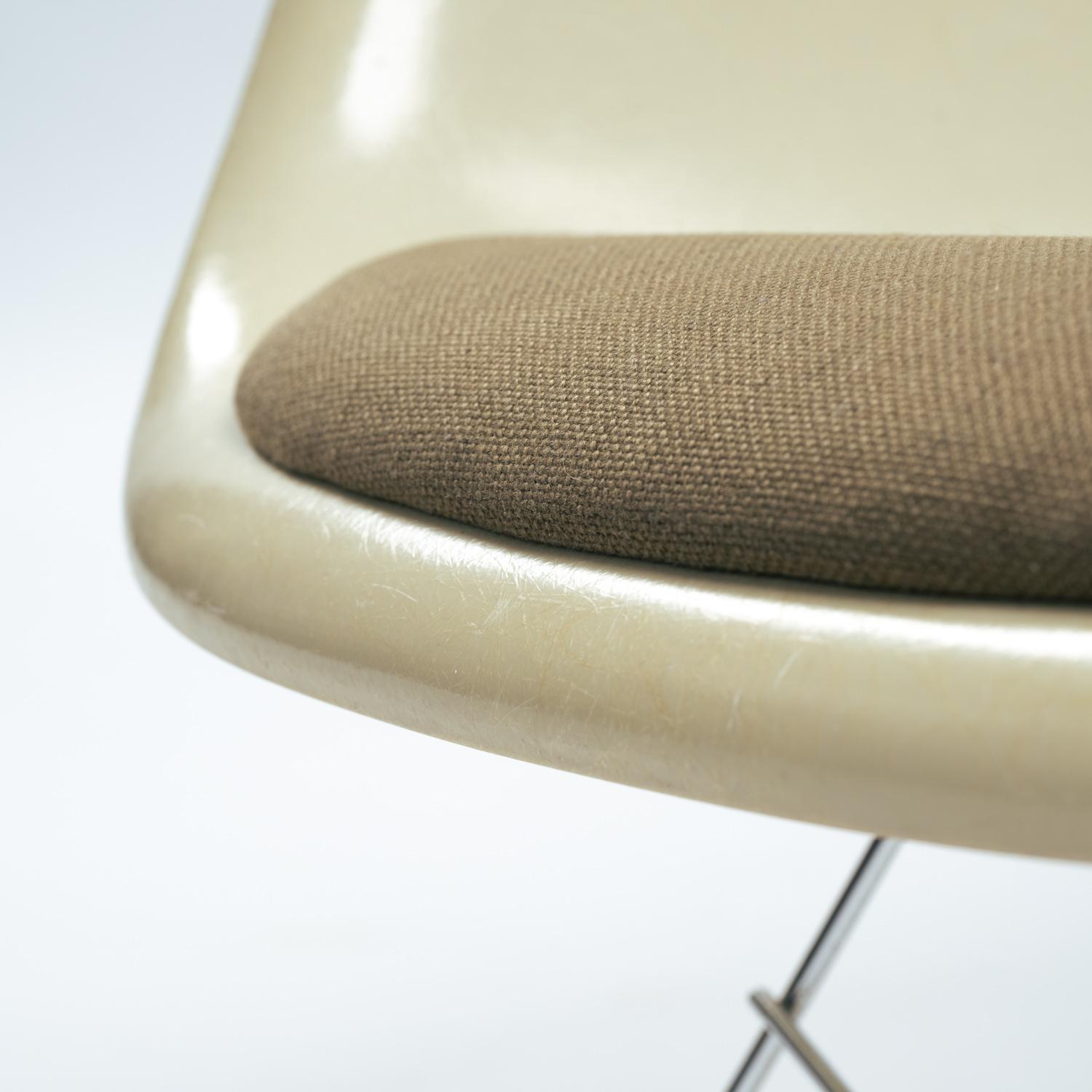 Charles and Ray Eames Vintage Fiberglass LAR Armchair Cat´s Cradle, 1970s For Sale 7