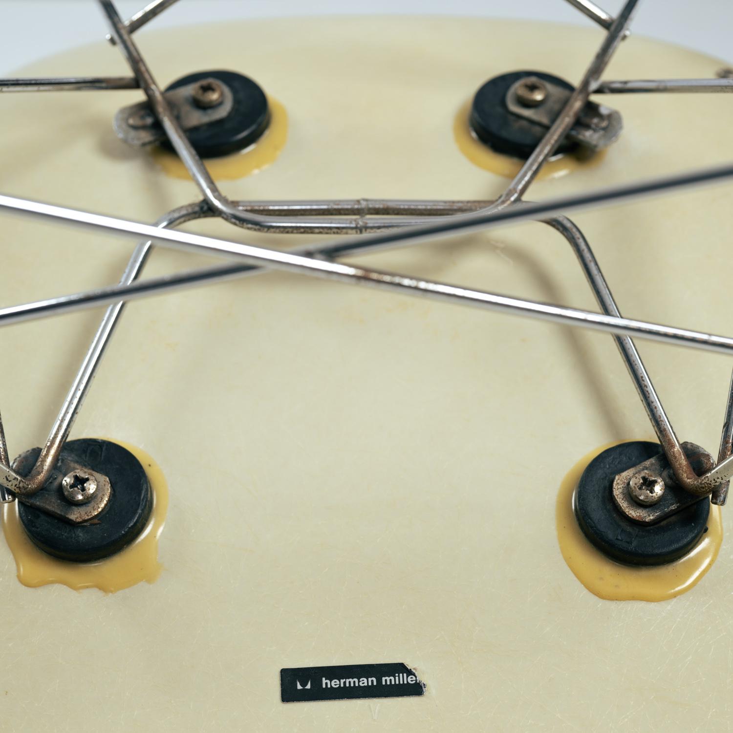 Charles and Ray Eames Vintage Fiberglass LAR Armchair Cat´s Cradle, 1970s For Sale 11