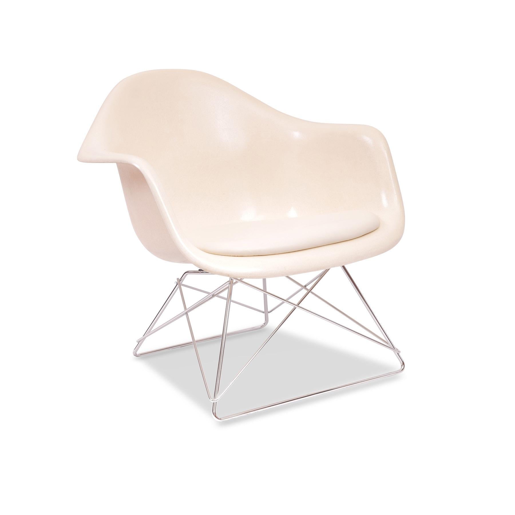 Mid-Century Modern Charles and Ray Eames Vintage Fiberglass LAR Armchair Cat´s Cradle 1970s For Sale