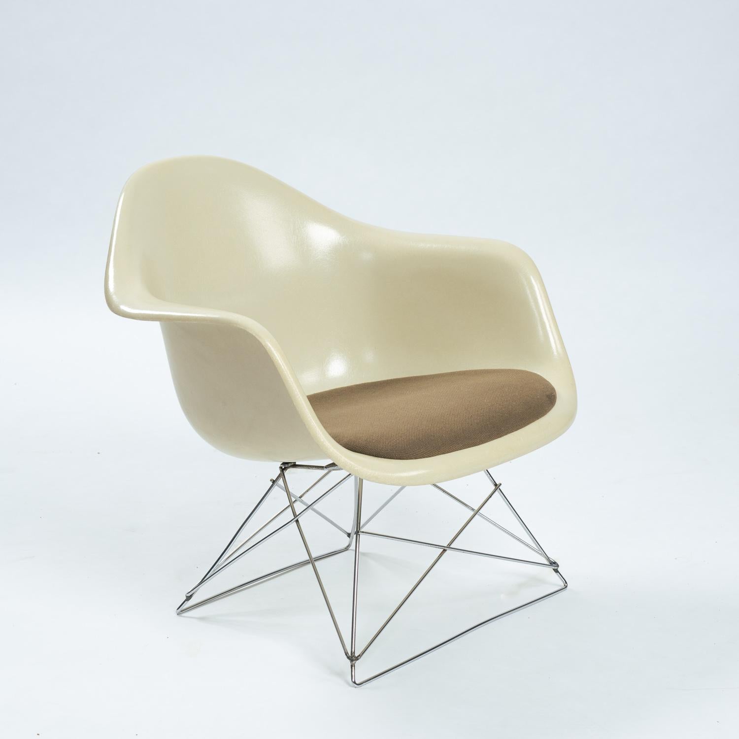 Mid-Century Modern Charles and Ray Eames Vintage Fiberglass LAR Armchair Cat´s Cradle, 1970s For Sale