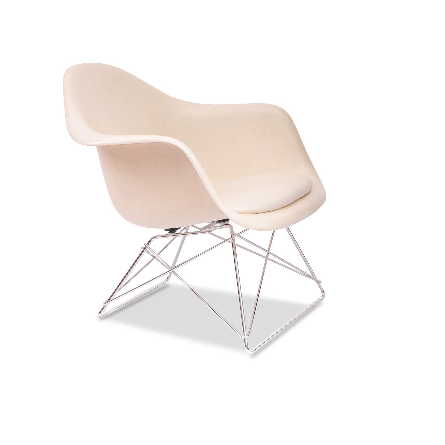 American Charles and Ray Eames Vintage Fiberglass LAR Armchair Cat´s Cradle 1970s For Sale