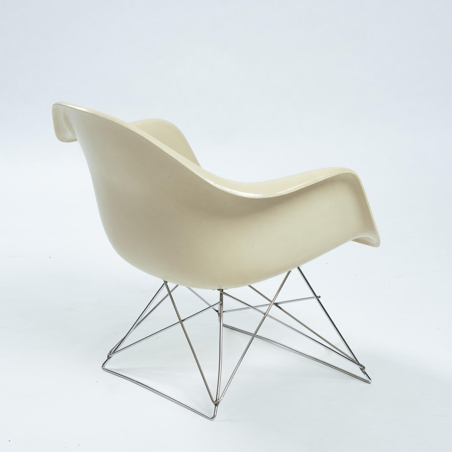 American Charles and Ray Eames Vintage Fiberglass LAR Armchair Cat´s Cradle, 1970s For Sale