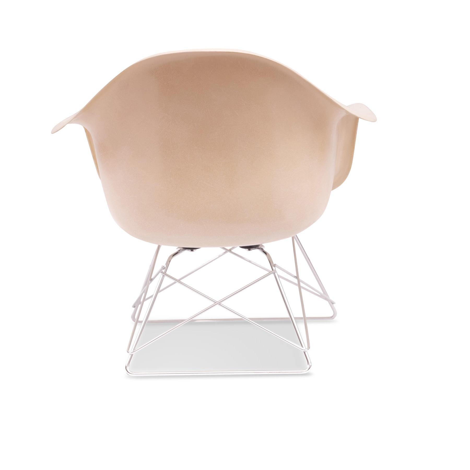 Charles and Ray Eames Vintage Fiberglass LAR Armchair Cat´s Cradle 1970s In Good Condition For Sale In Münster, DE