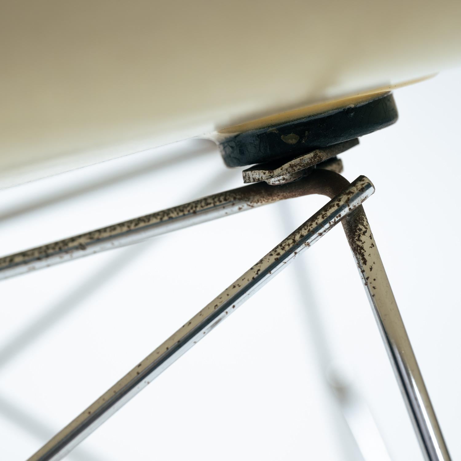 Mid-20th Century Charles and Ray Eames Vintage Fiberglass LAR Armchair Cat´s Cradle, 1970s For Sale