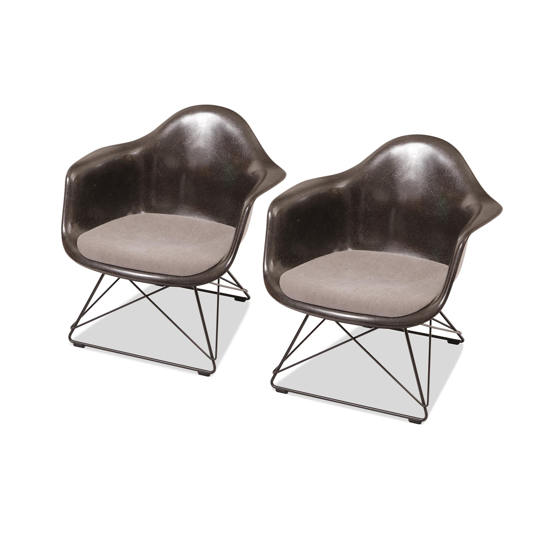 Metal Charles and Ray Eames Vintage Fiberglass LAR Armchair Cat´s Cradle 1970s For Sale