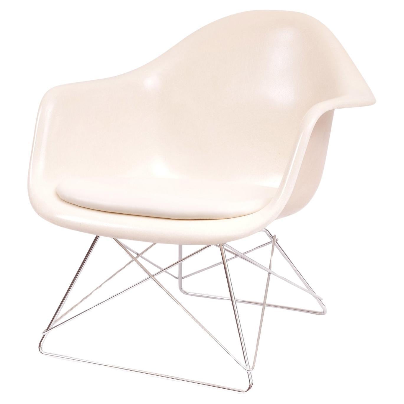 Charles and Ray Eames Vintage Fiberglass LAR Armchair Cat´s Cradle 1970s For Sale