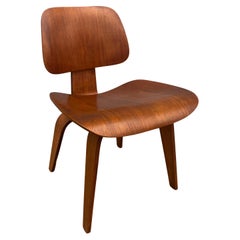 Charles and Ray Eames Walnut DCW pour Herman Miller