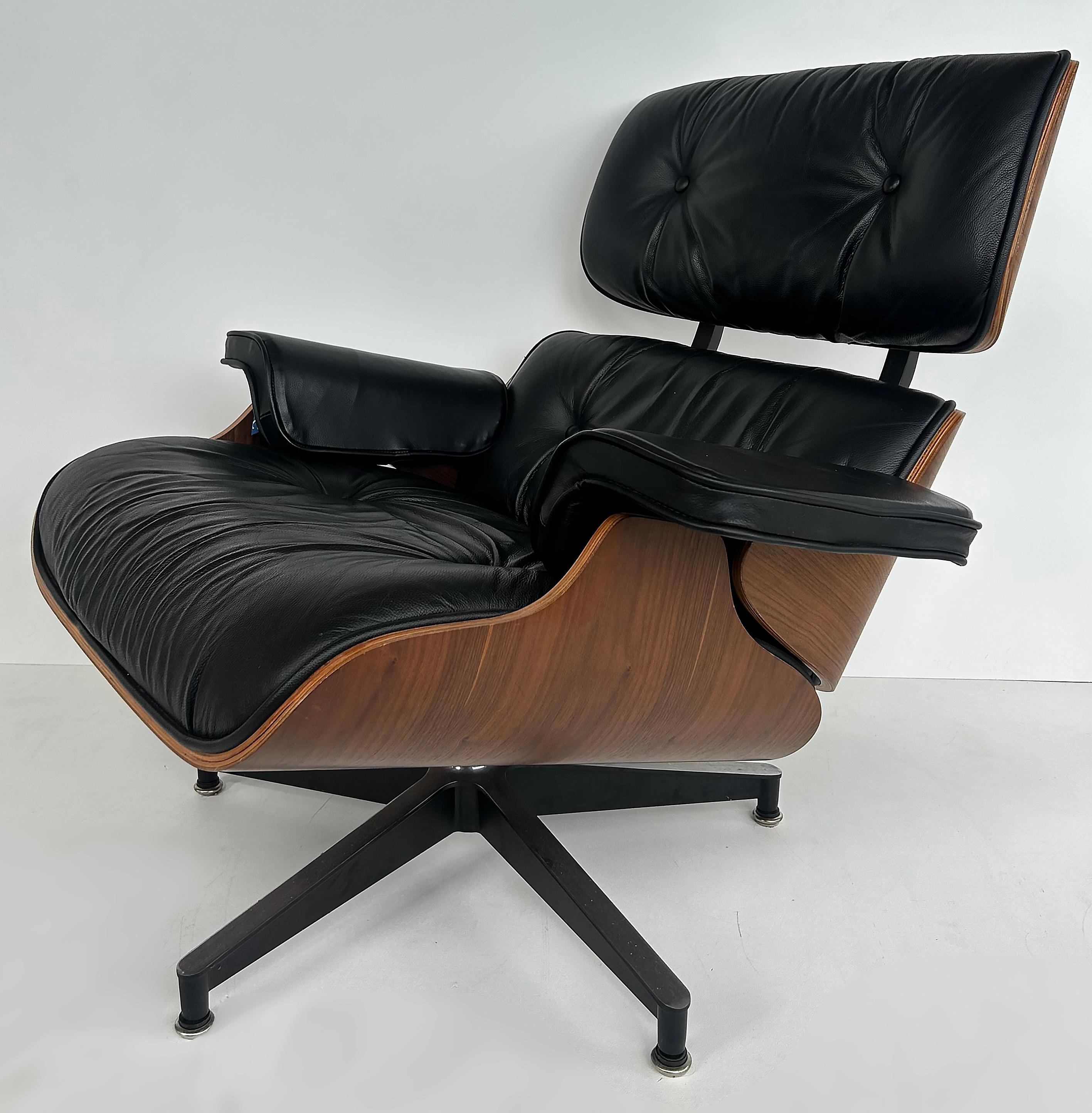 Charles and Ray Eames Nussbaum, Leder Lounge Chair, Ottoman, Herman Miller C2010 im Angebot 4