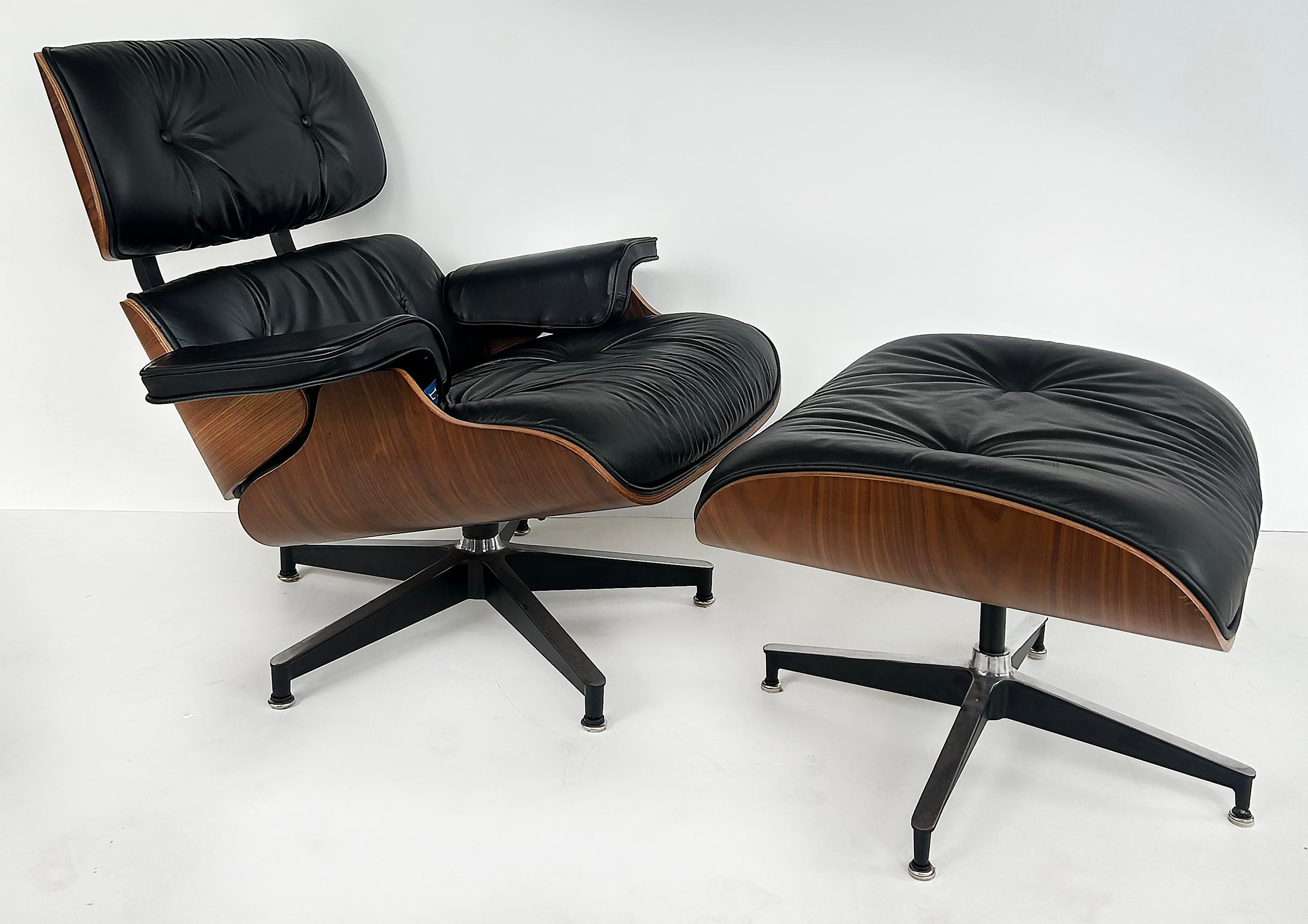 Charles und Ray Eames Nussbaum, Leder Lounge Chair, Ottoman Herman Miller c2010

Zum Verkauf steht ein moderner Loungesessel aus Walnussholz und Leder aus dem 21. Jahrhundert, der von Charles und Ray Eames für Herman Miller entworfen wurde. Das Set