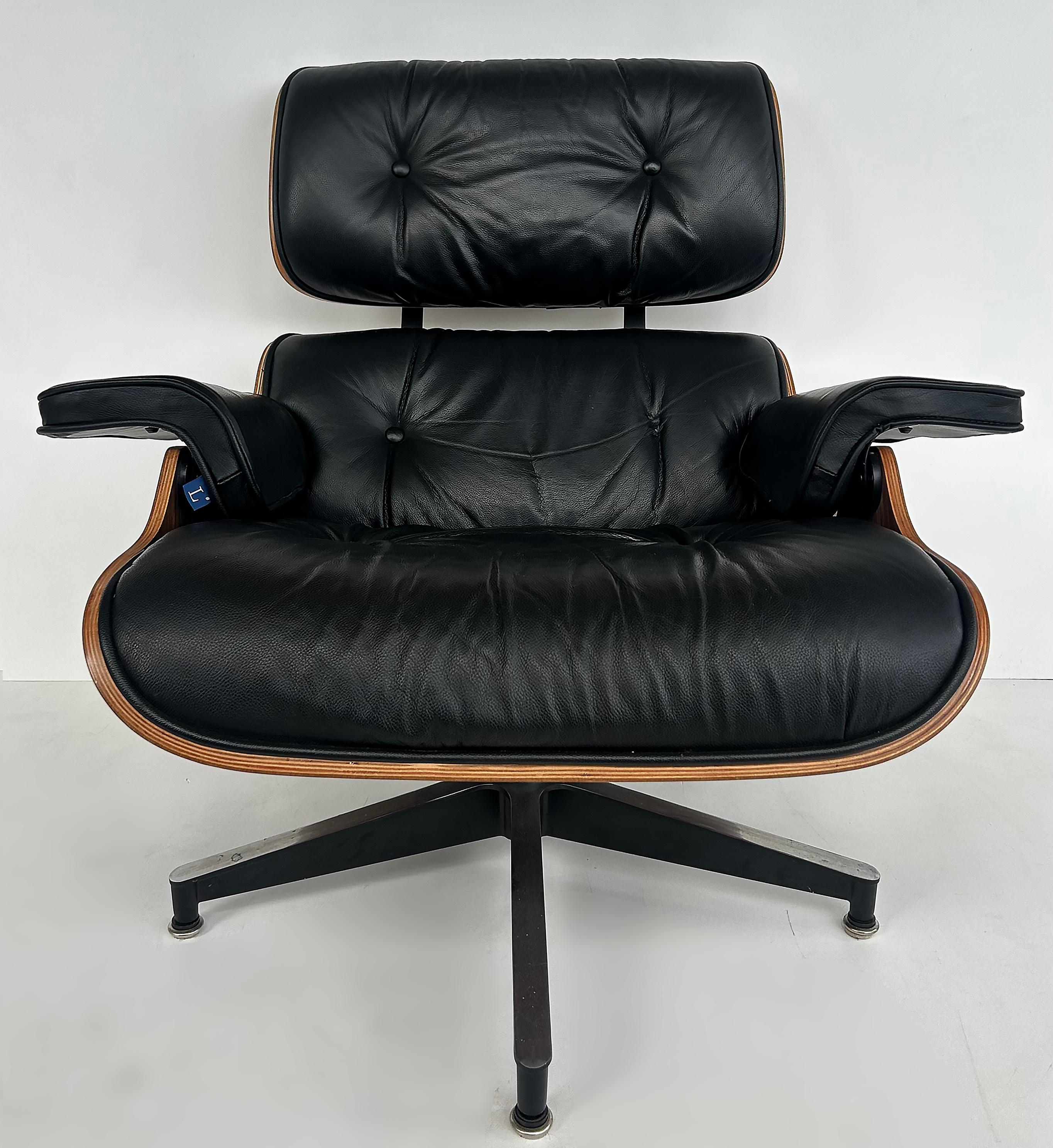 Charles and Ray Eames Nussbaum, Leder Lounge Chair, Ottoman, Herman Miller C2010 (amerikanisch) im Angebot