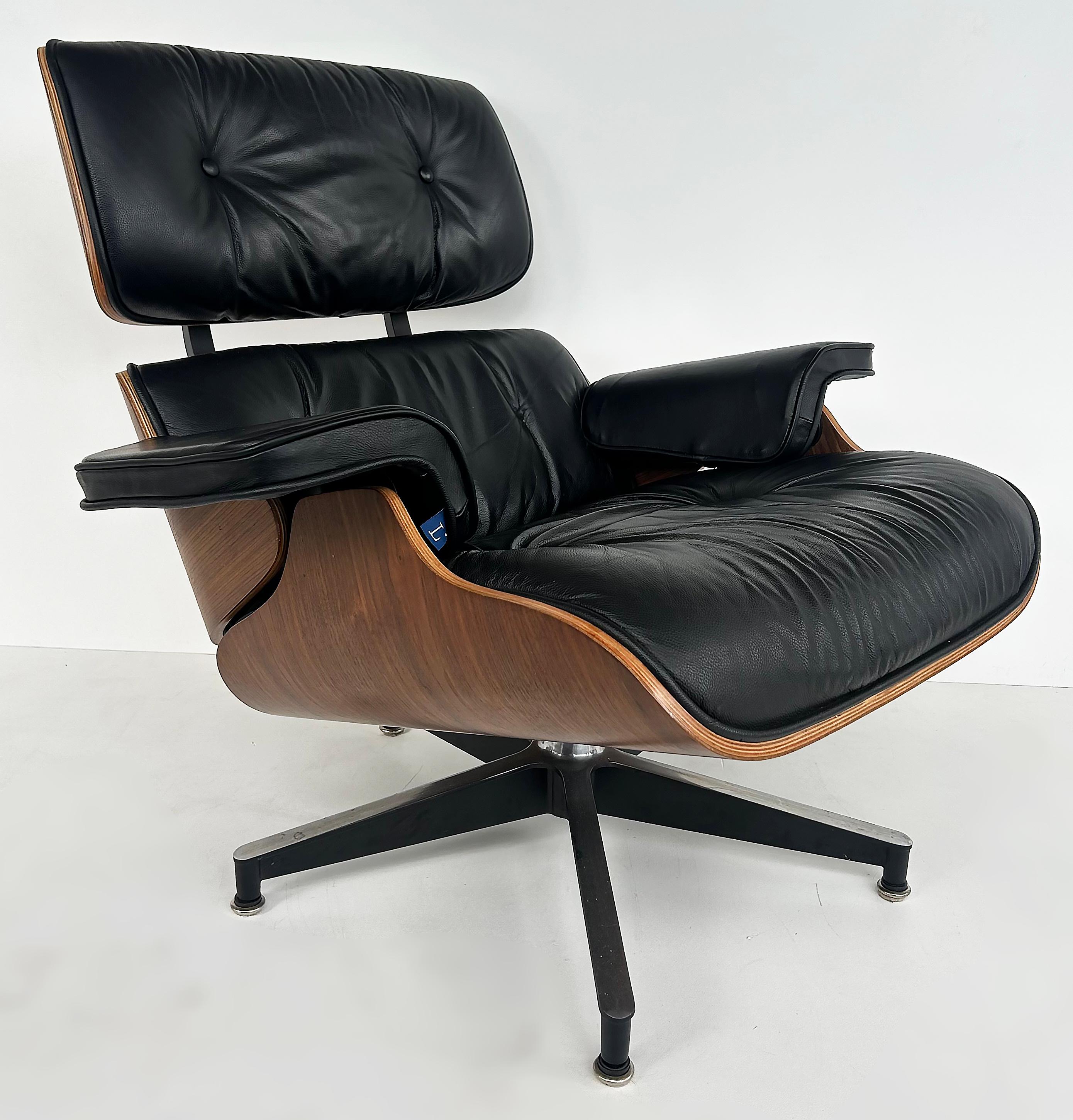 Charles and Ray Eames Nussbaum, Leder Lounge Chair, Ottoman, Herman Miller C2010 im Zustand „Gut“ im Angebot in Miami, FL