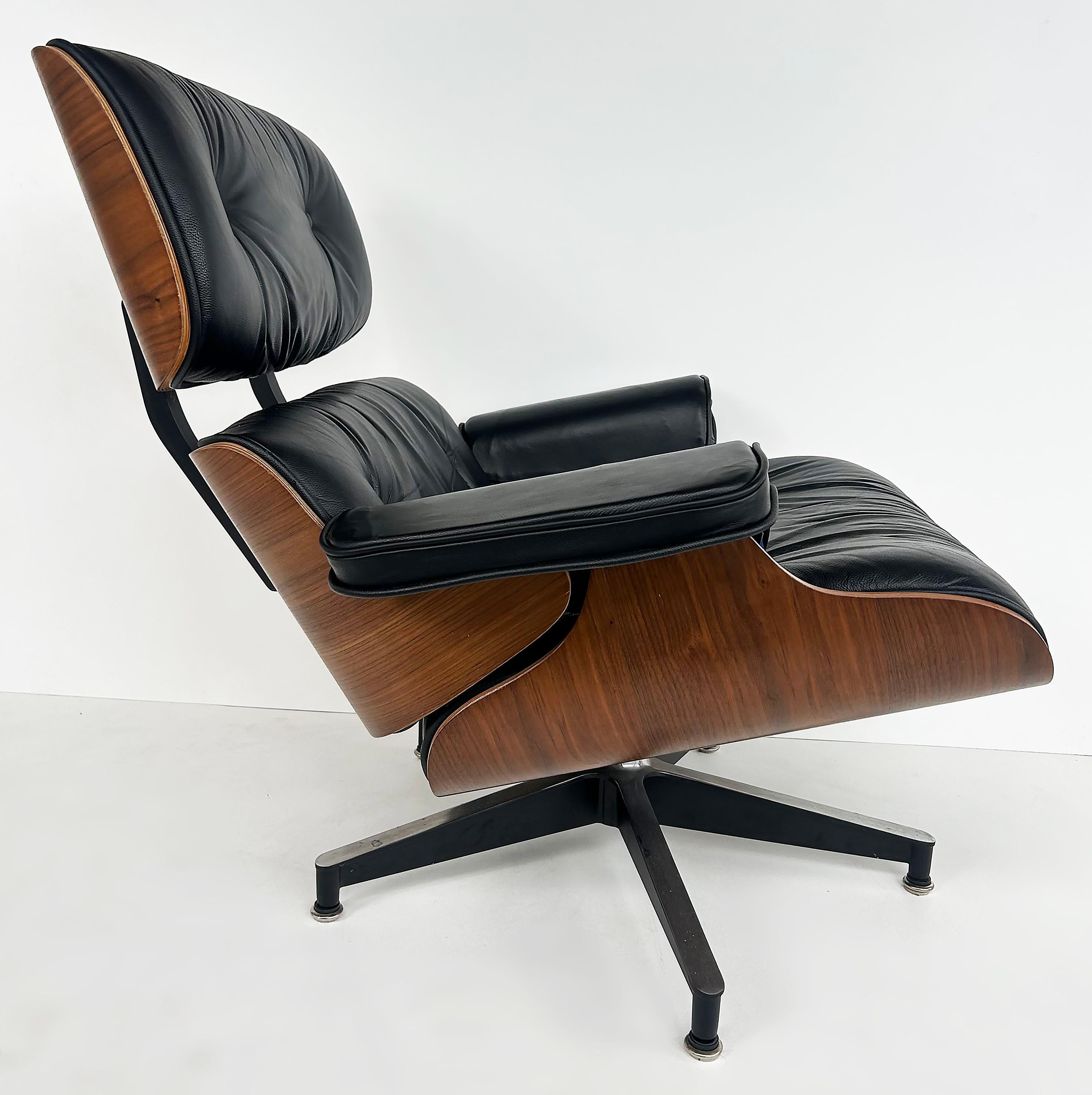 Charles and Ray Eames Nussbaum, Leder Lounge Chair, Ottoman, Herman Miller C2010 (21. Jahrhundert und zeitgenössisch) im Angebot